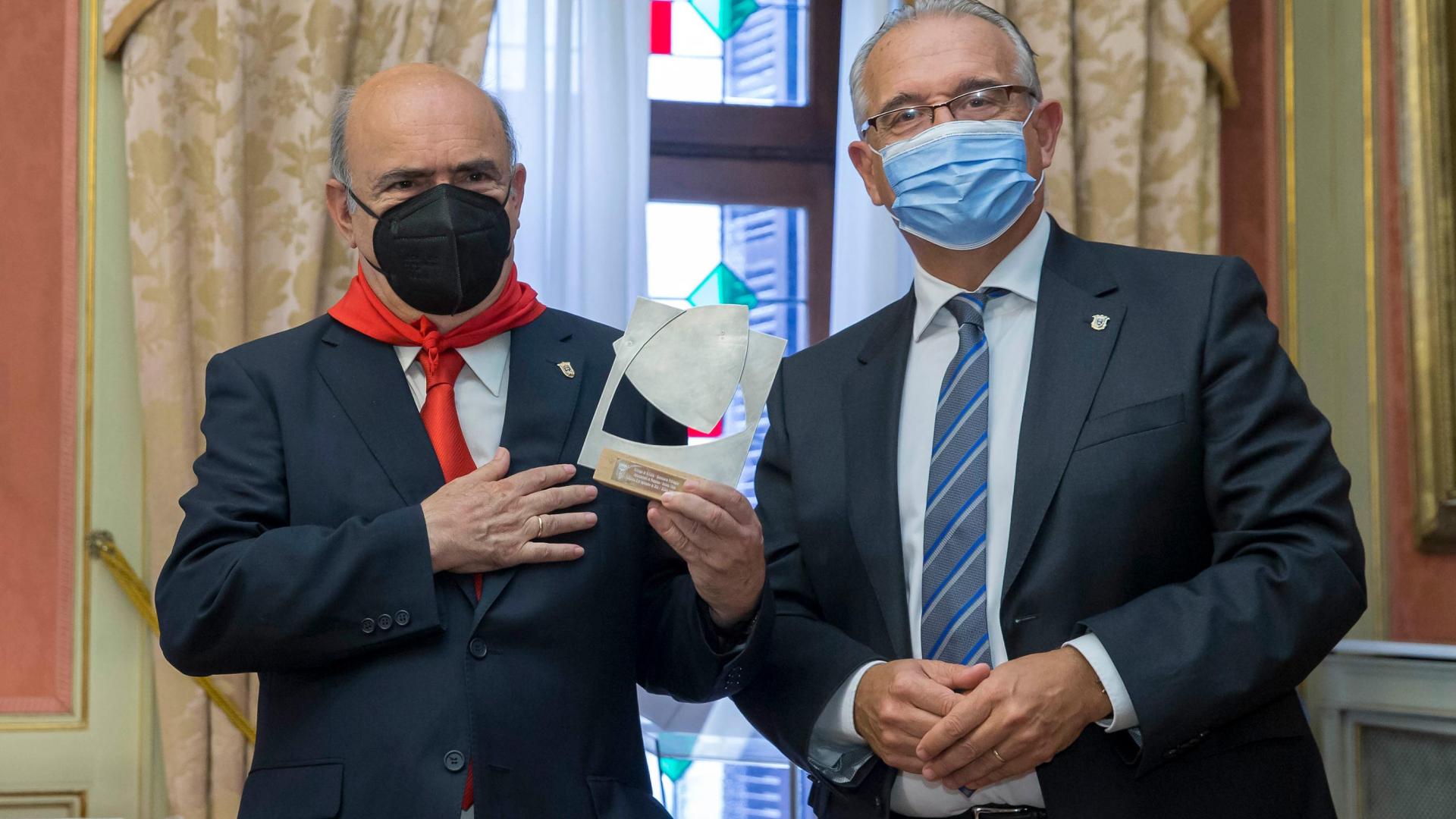 El historiador Juan José Martinena Ruiz recibe el sexto 'Pañuelo de Pamplona