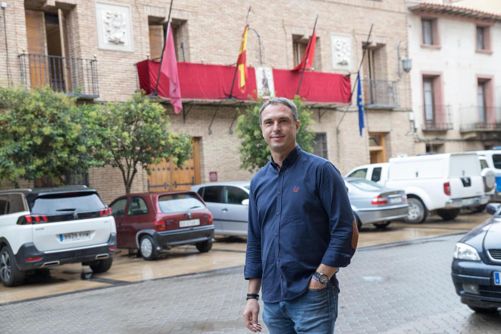 Óscar Bea Trincado pasea ante la fachada del Ayuntamiento de Cintruénigo.