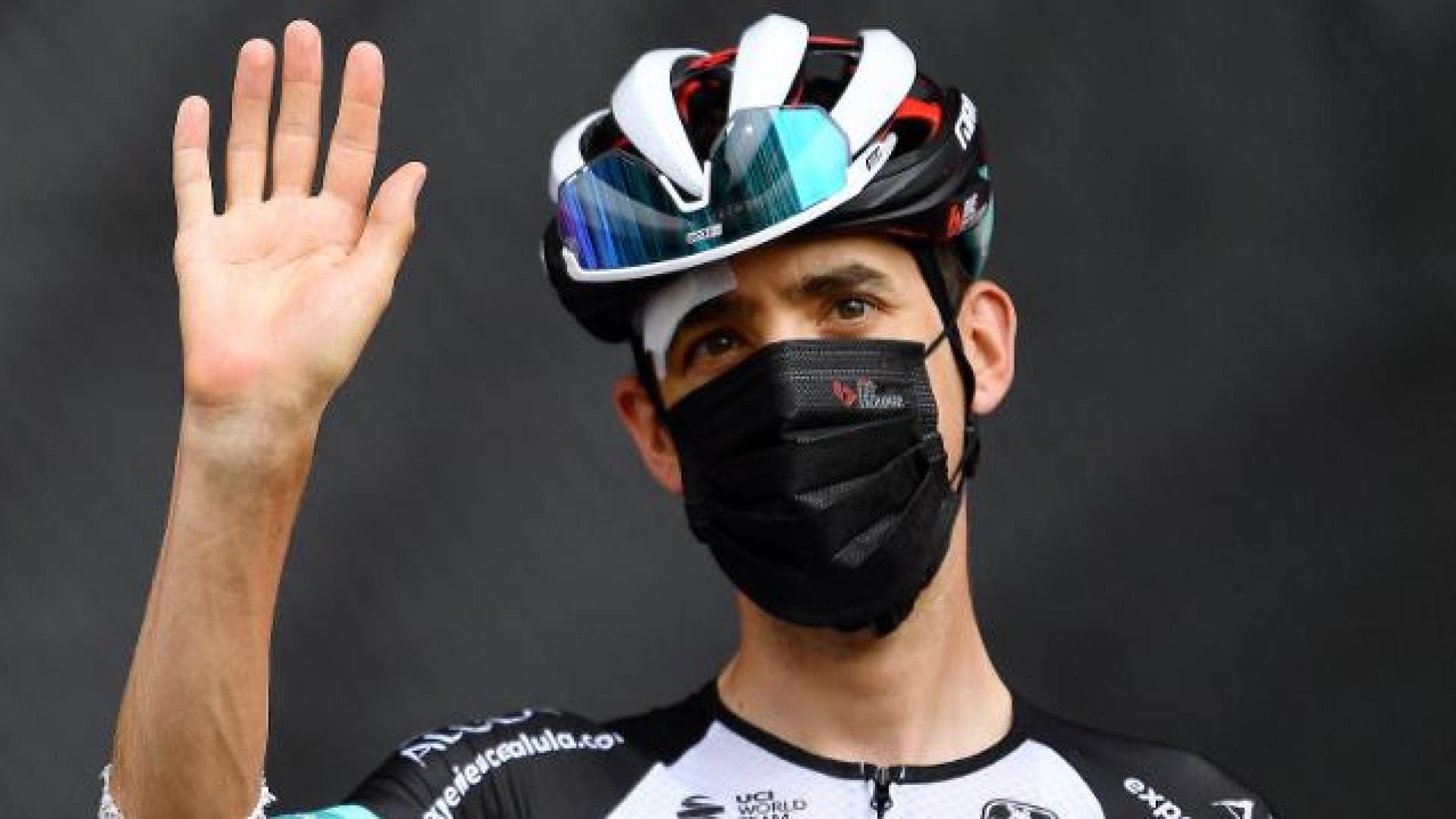 Mikel Nieve, con la ceja y el codo golpeados, durante la pasada Vuelta a España