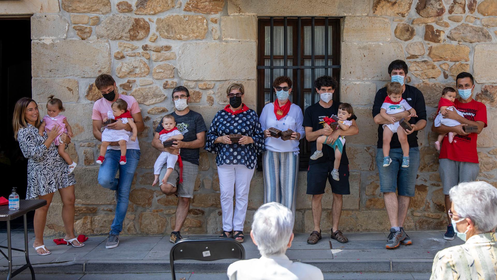 Los nacidos en el último año, residentes o vinculados a Ziordia, con sus allegados ayer tras recibir el pañuelo.