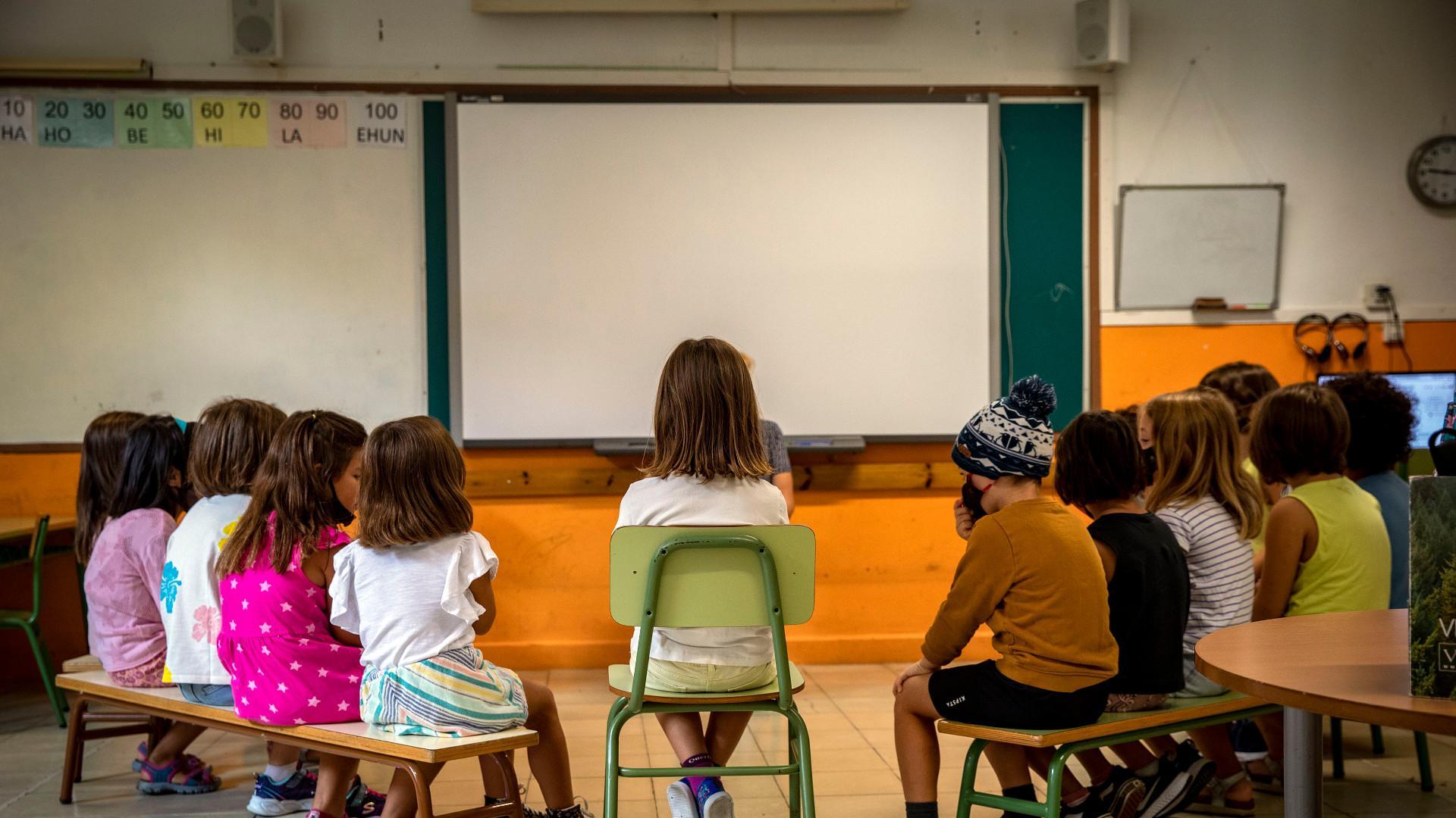 AGrupos de convivencia. Los alumnos de 2º Primaria del modelo D escuchan atentos las palabras de bienvenida de la profesora Maite de Miguel Sagardía a primera hora. Conforman un grupo de convivencia estable.