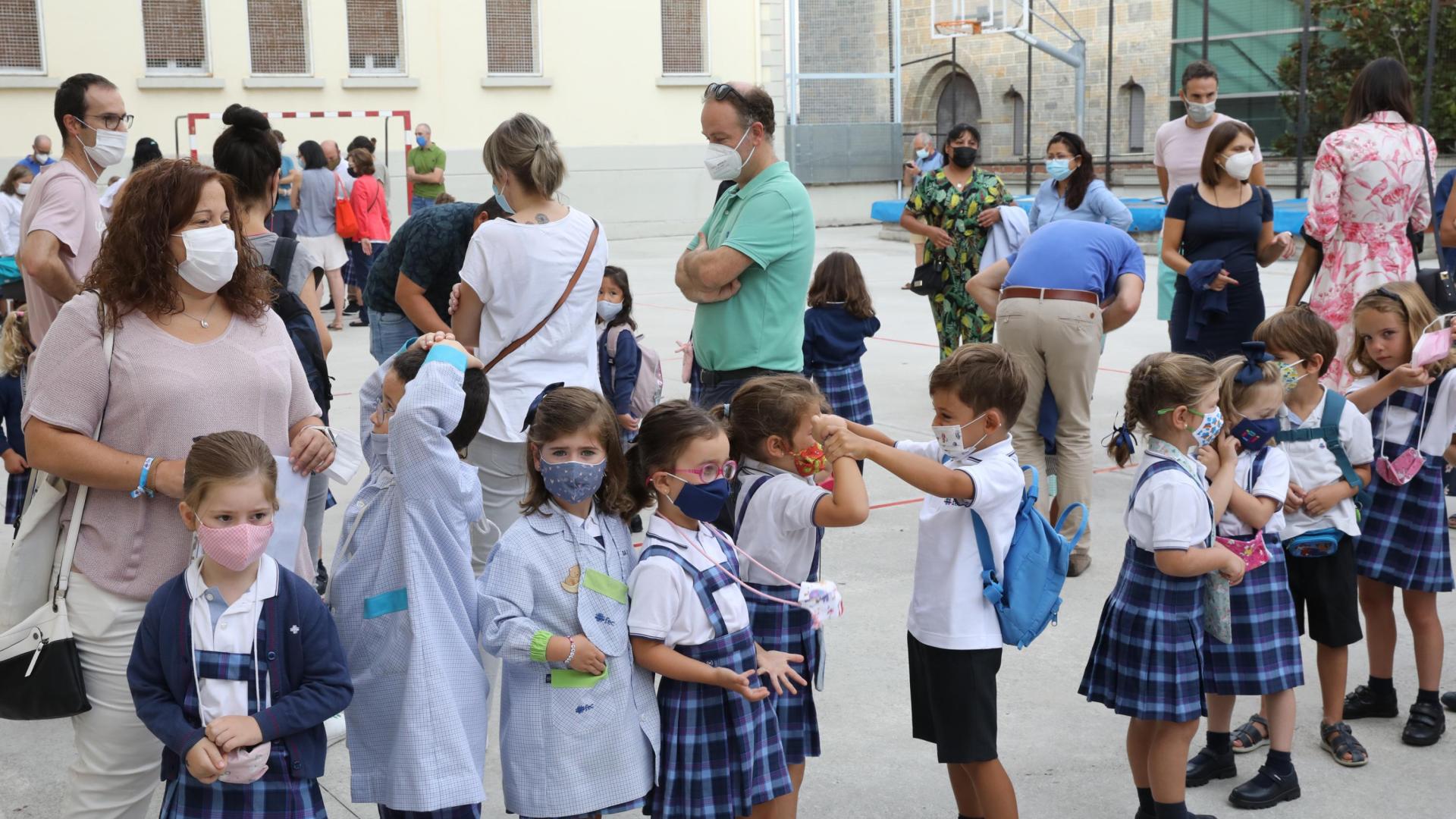 Alumnos de 3º de Infantil del colegio FEC Vedruna, este miércoles por la mañana, haciendo fila en el patio del colegio