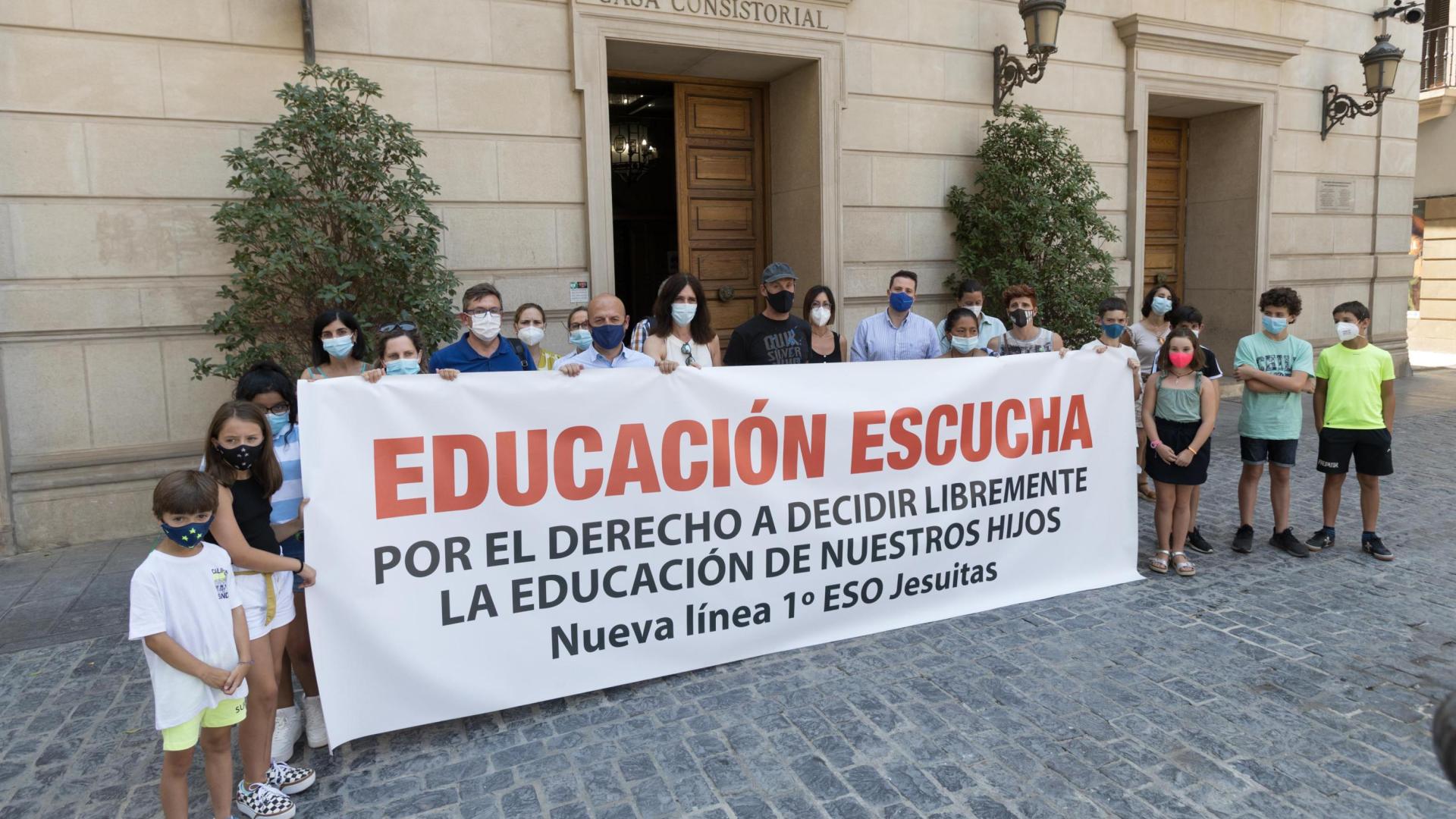 Imagen de la concentración que realizaron en julio las familias afectadas ante el Ayuntamiento de Tudela