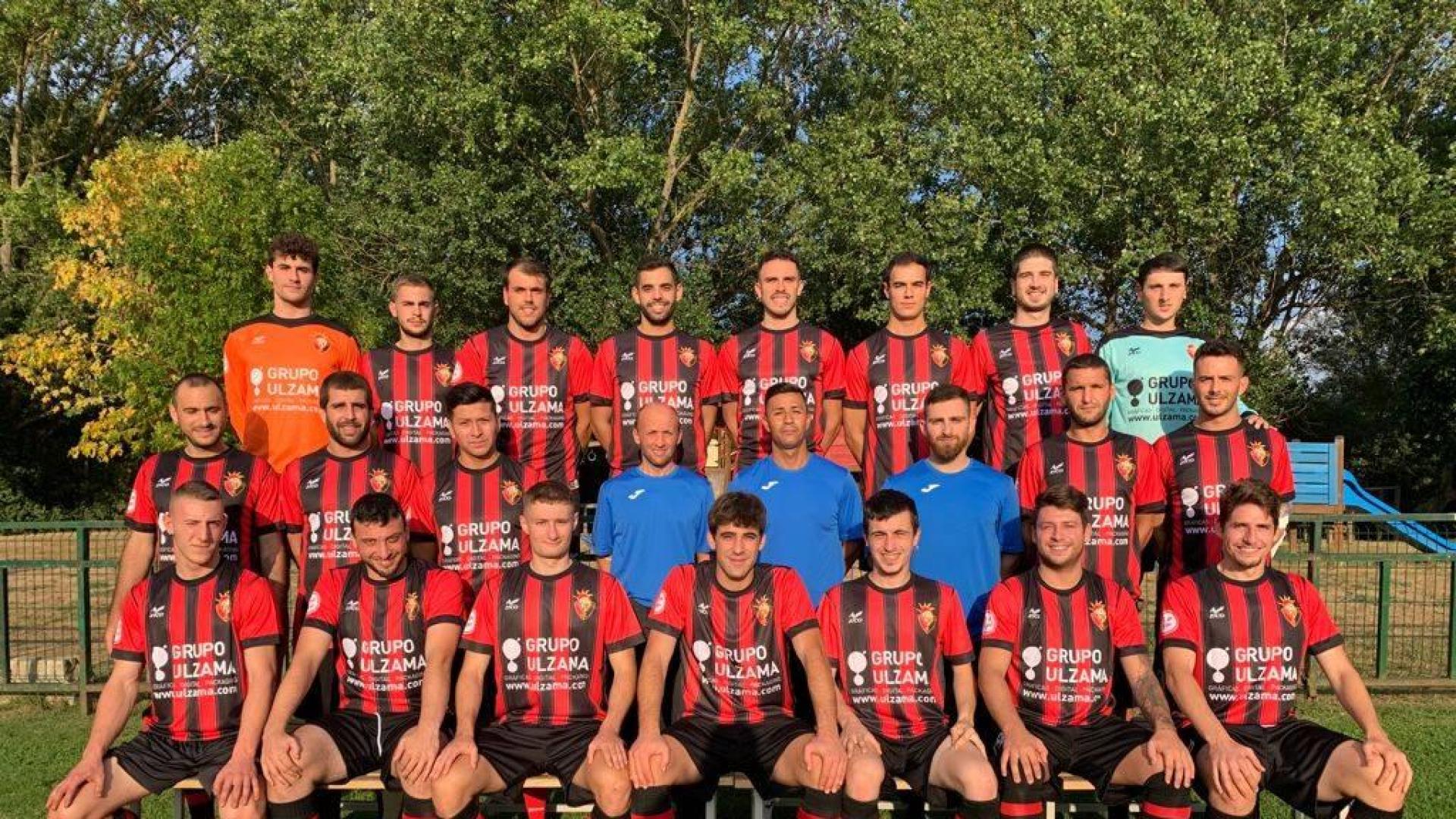 La plantilla y el cuerpo técnico del Avance posa antes de comenzar un entrenamiento en Igeldea