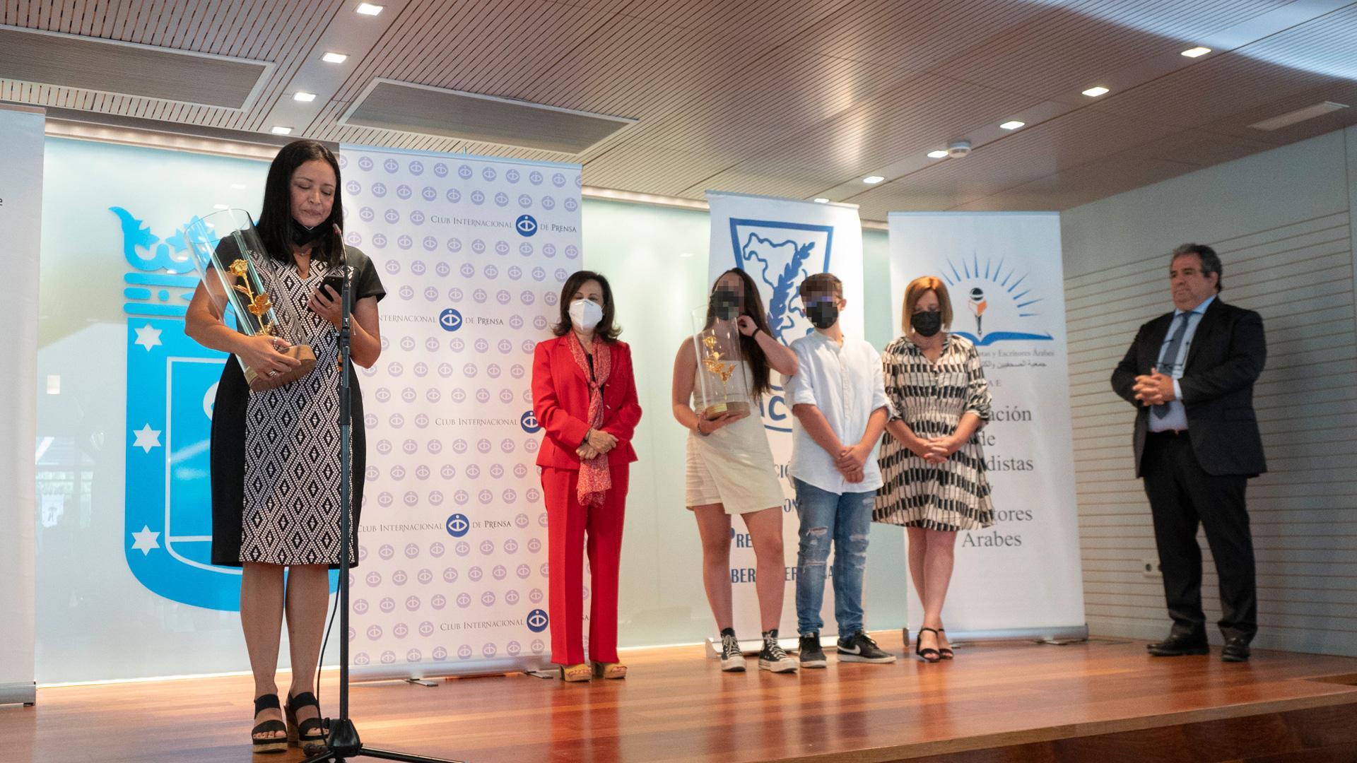 La viuda de David Beriaín (1i); la ministra de Defensa, Margarita Robles (2i), y la viuda de Roberto Fraile (1d), en la ceremonia de entrega de los Premios de Periodismo Internacional del Club Internacional de Prensa