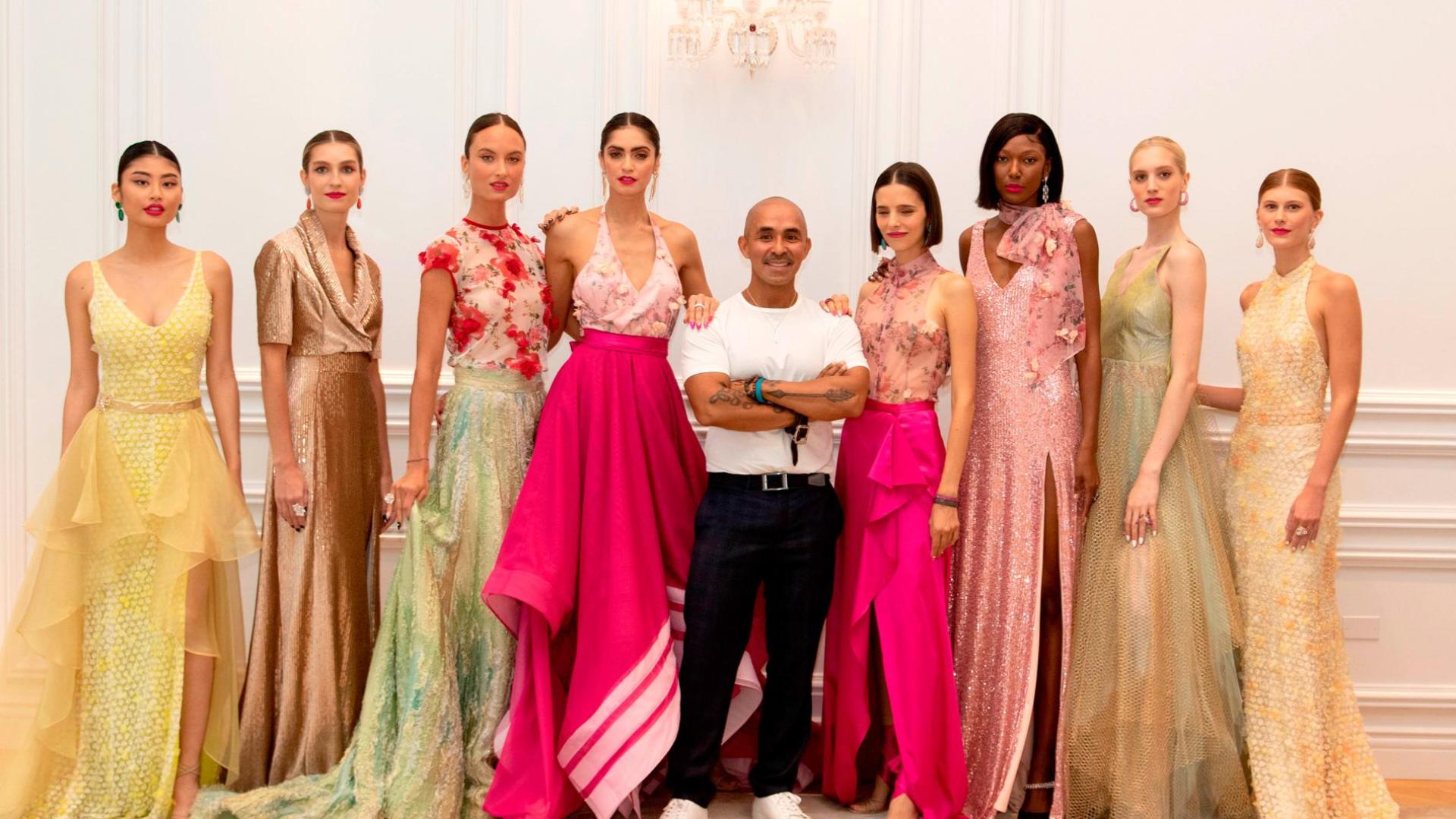 Fotografía cedida por Matt Martini de Imaginary Wave donde aparece el diseñador colombiano Raúl Peñaranda mientras posa junto a sus modelos al final de un desfile de su colección de alta costura primavera-verano 2022