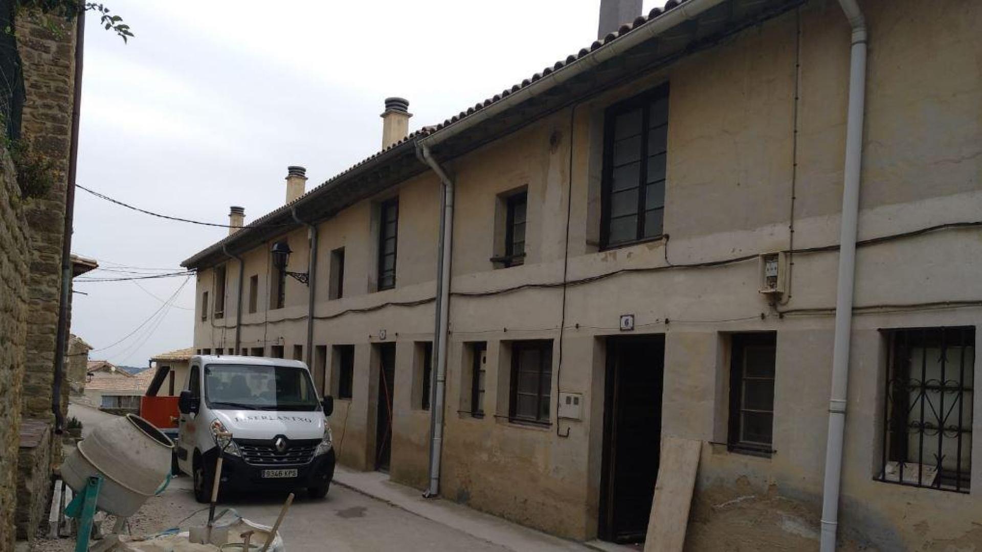 Antiguas 'Casas de los maestros' de Ujué que se rehabilitarán para alquiler joven