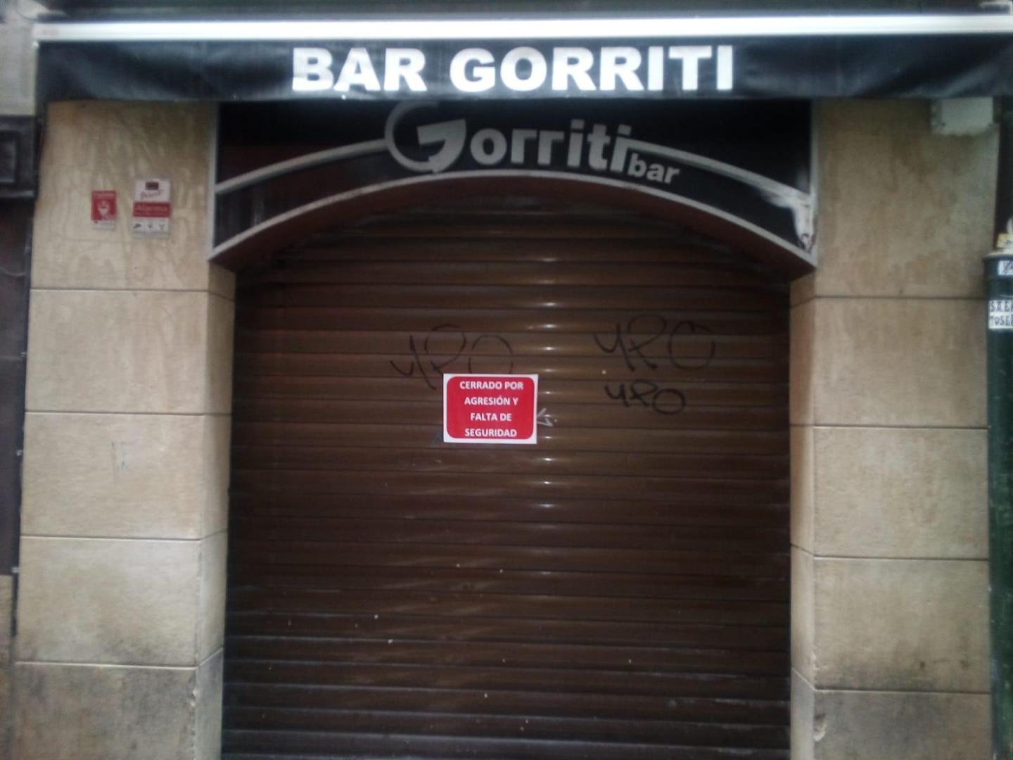 Algunos bares han colocado un cartel mencionando el cierre por la falta de seguridad