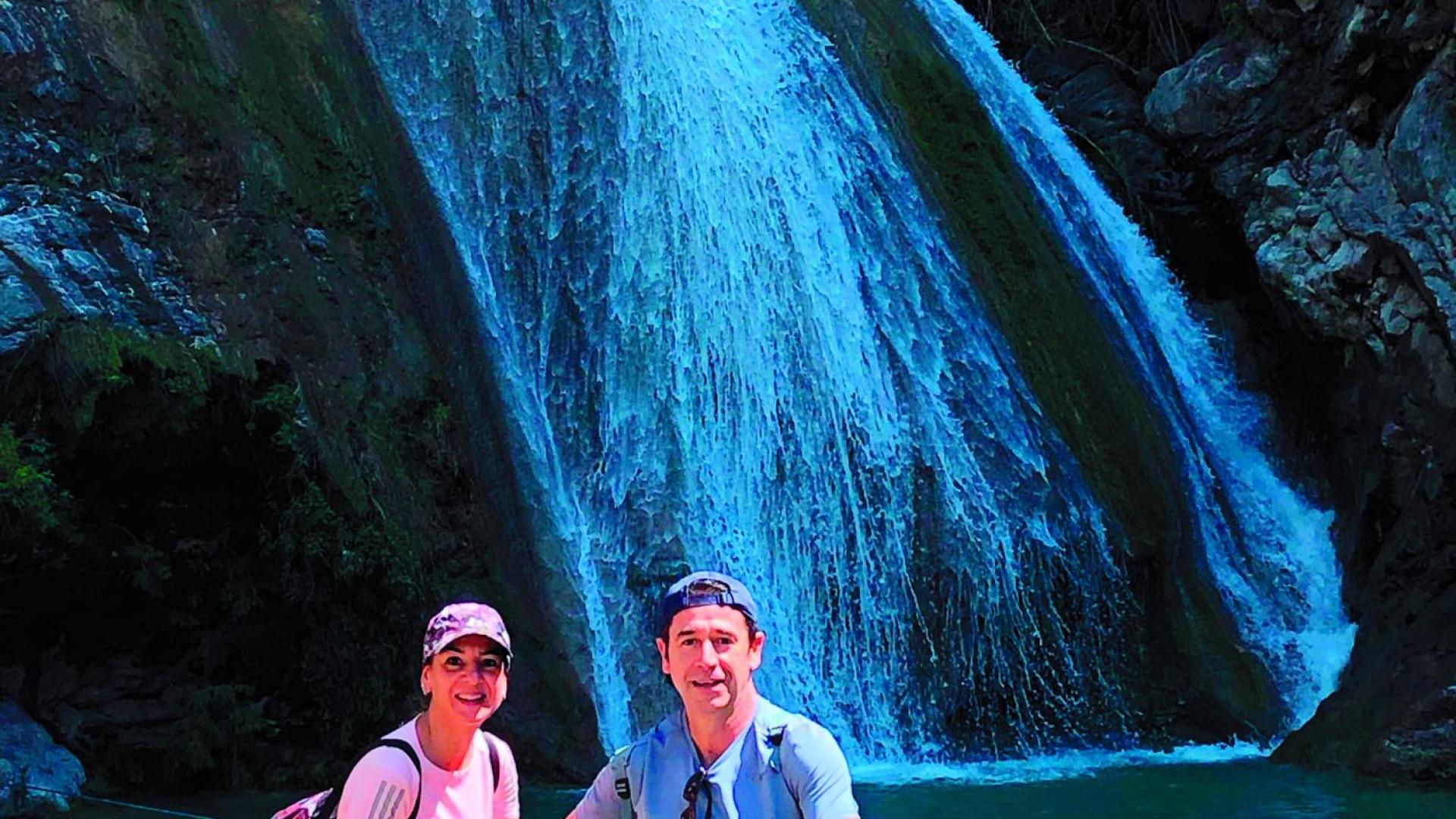 Susana Arriaga y Javier Urabayen en la cascada de Ahuehuetla.