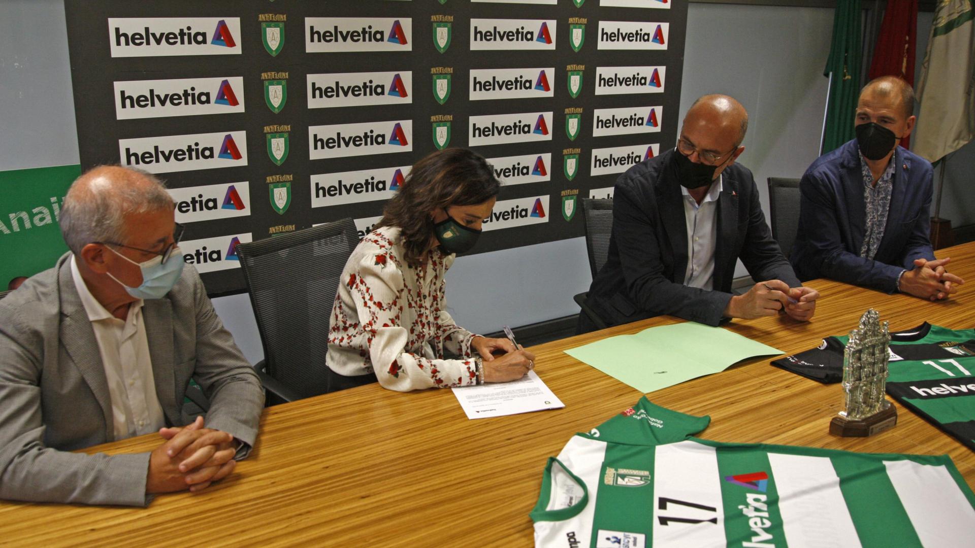 Javier García (Helvetia); Mertxe López, presidenta de Anaitasuna; Iñigo Soto, director general de Helvetia Seguros; e Iñaki Garralda (Anaitasuna)