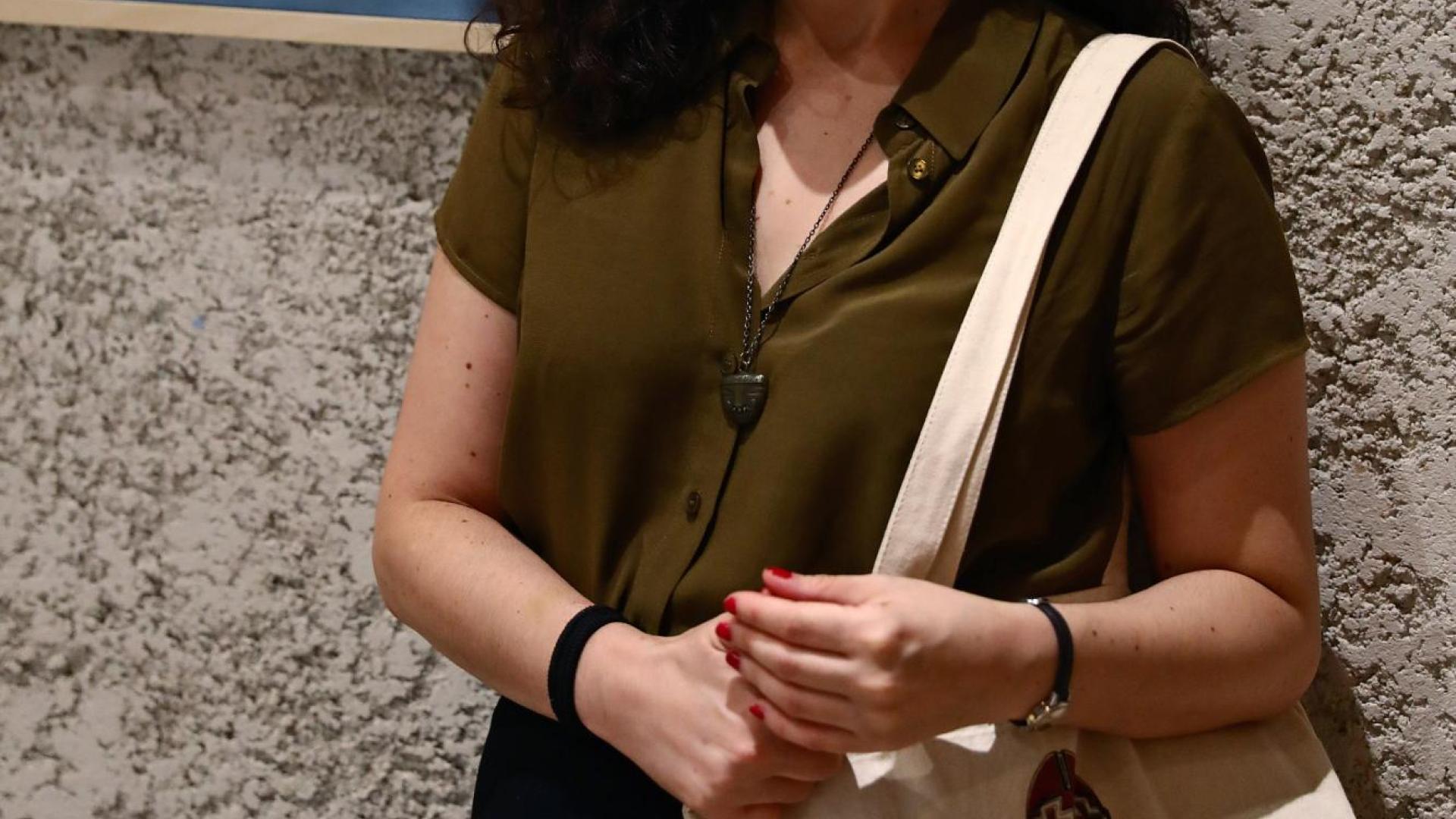 Laura Pérez, ayer, ante uno de sus trabajos expuestos en Condestable.