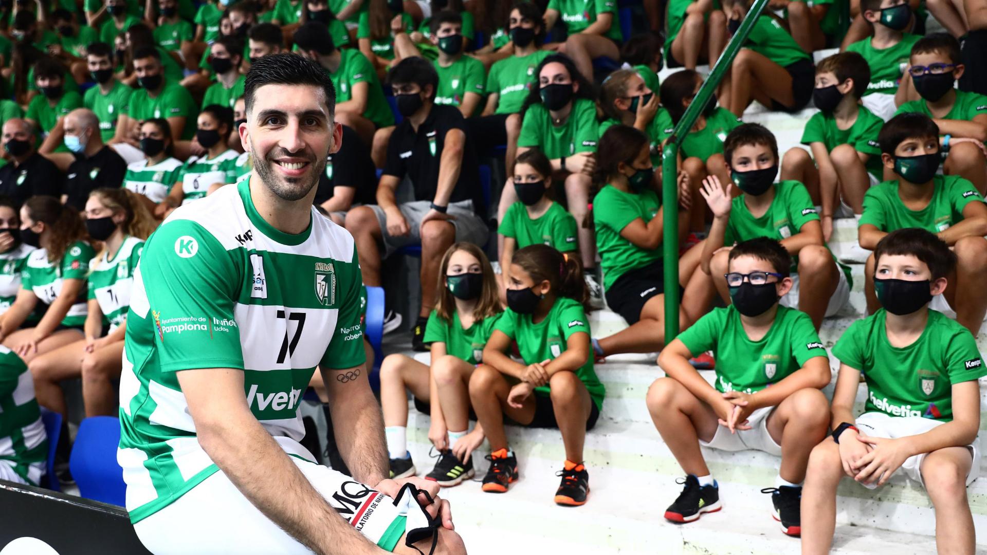 Nicolás Bonanno posa durante la presentación oficial del Helvetia Anaitasuna en la que el primer equipo estuvo arropado por la cantera.