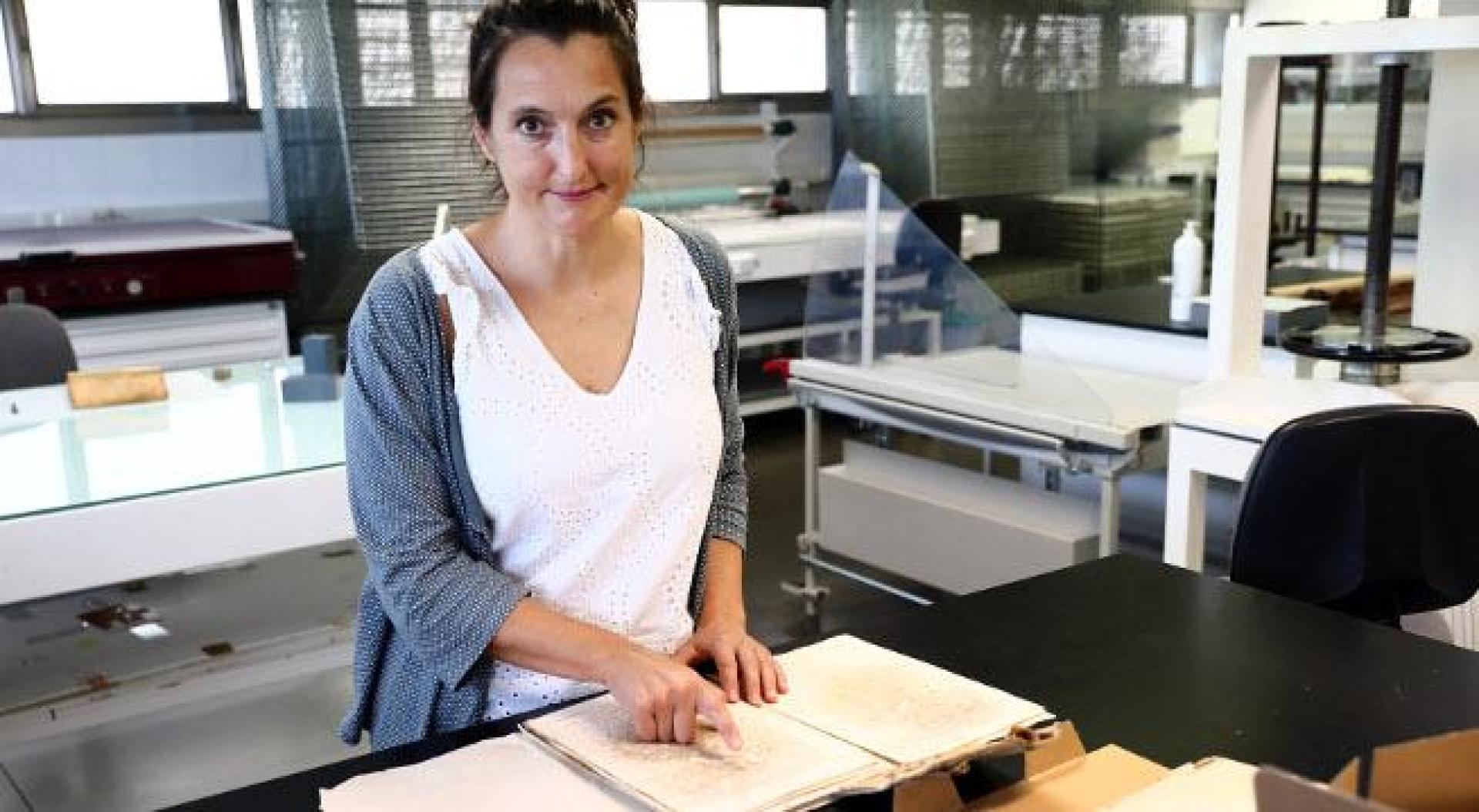 Miriam Etxeberria Lara, en el Archivo. Se quitó la mascarilla para tomar la fotografía