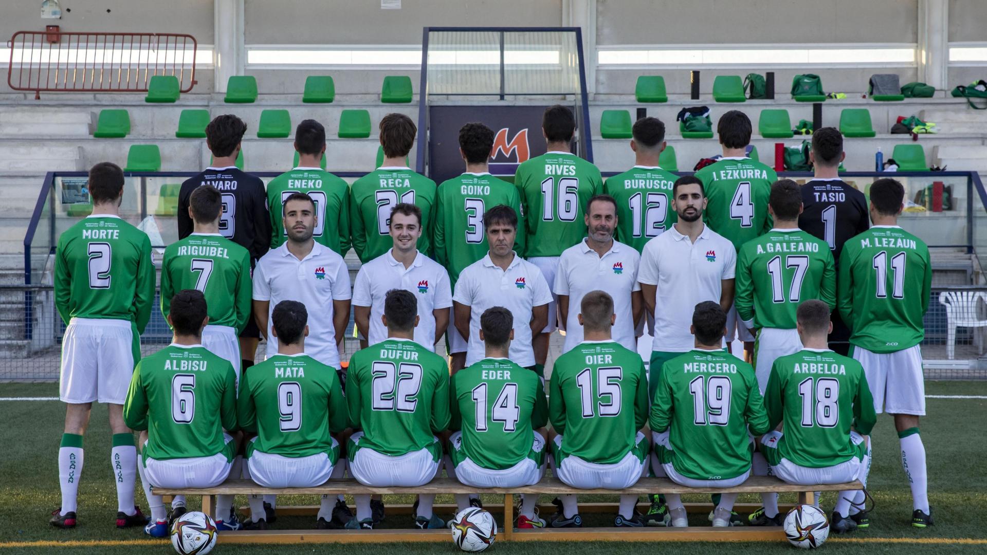 La plantilla del San Juan, que lucirá dorsal y nombre durante toda la temporada, posa de espaldas junto al cuerpo técnico.
