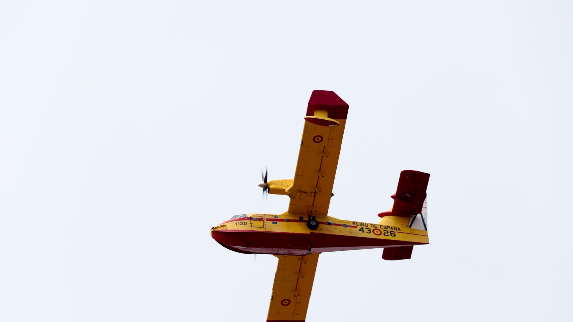 Avión hidráulico  en los paraje calcinados por el incendio en Sierra Bermeja