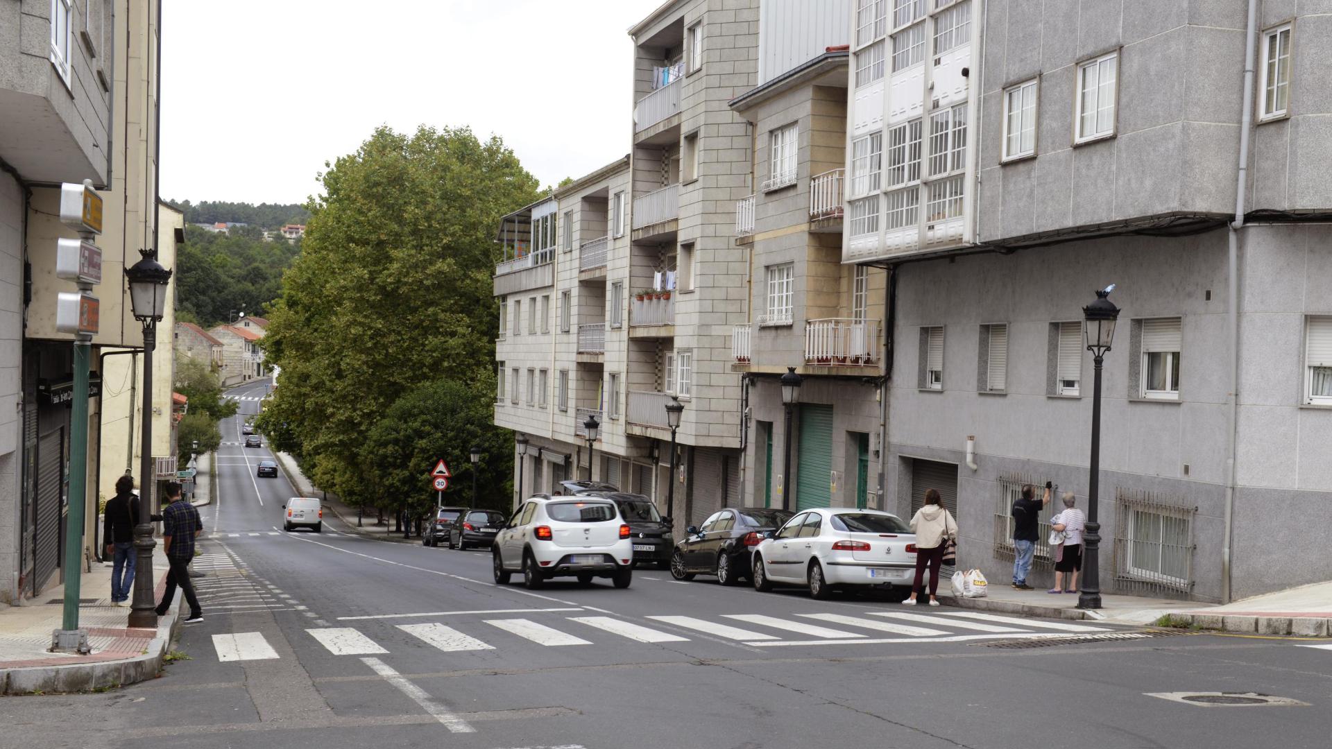 Edificio desde donde se precipitó la menor en en O Carballiño, al parecer empujada por su amigo