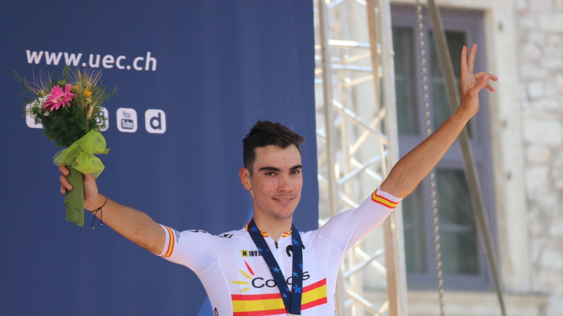 Juan Ayuso, en el podio con la medalla de bronce