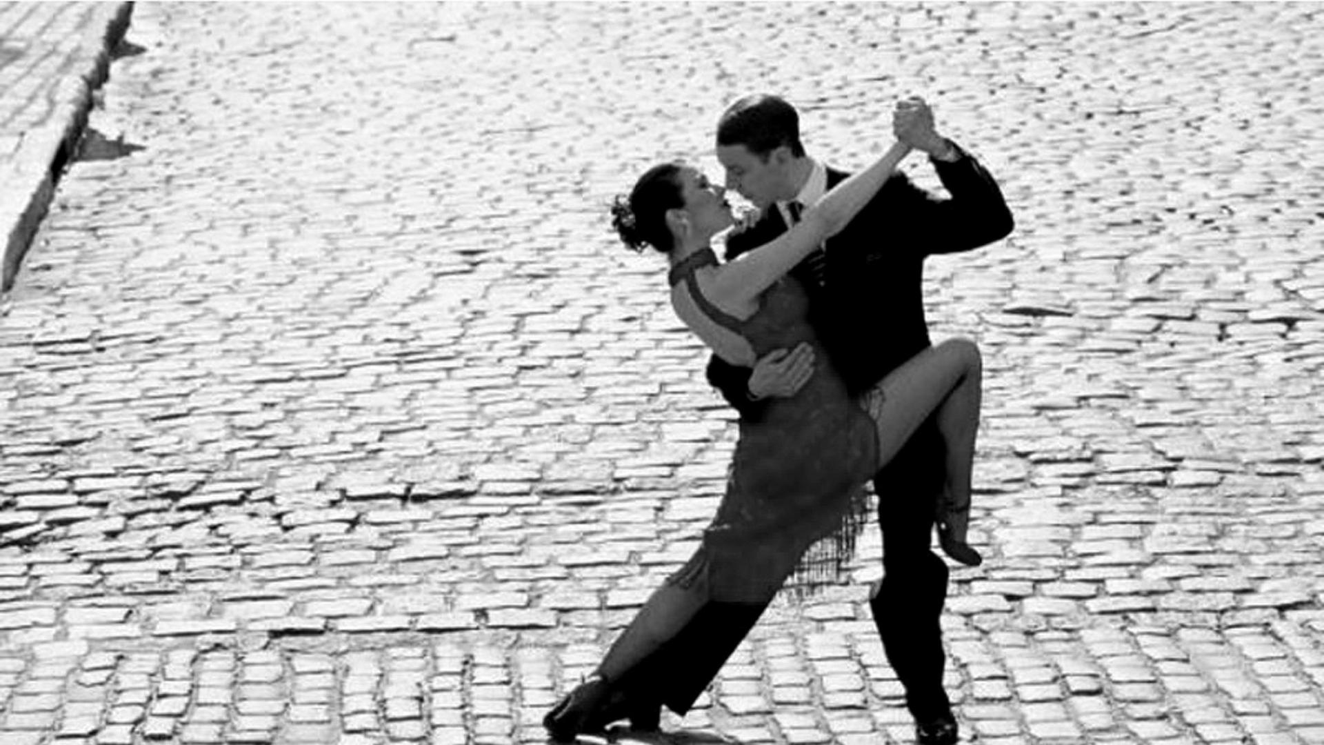 Una pareja de bailarines, interpretando un tango. Ese baile tan sensual, en el que las parejas se entrelazan, es característico del Río de la Plata). El cantante argentino Carlos Gardel popularizó en 1935 el tango ‘Volver’, en el que aseguraba que ‘veinte años no es nada’.
