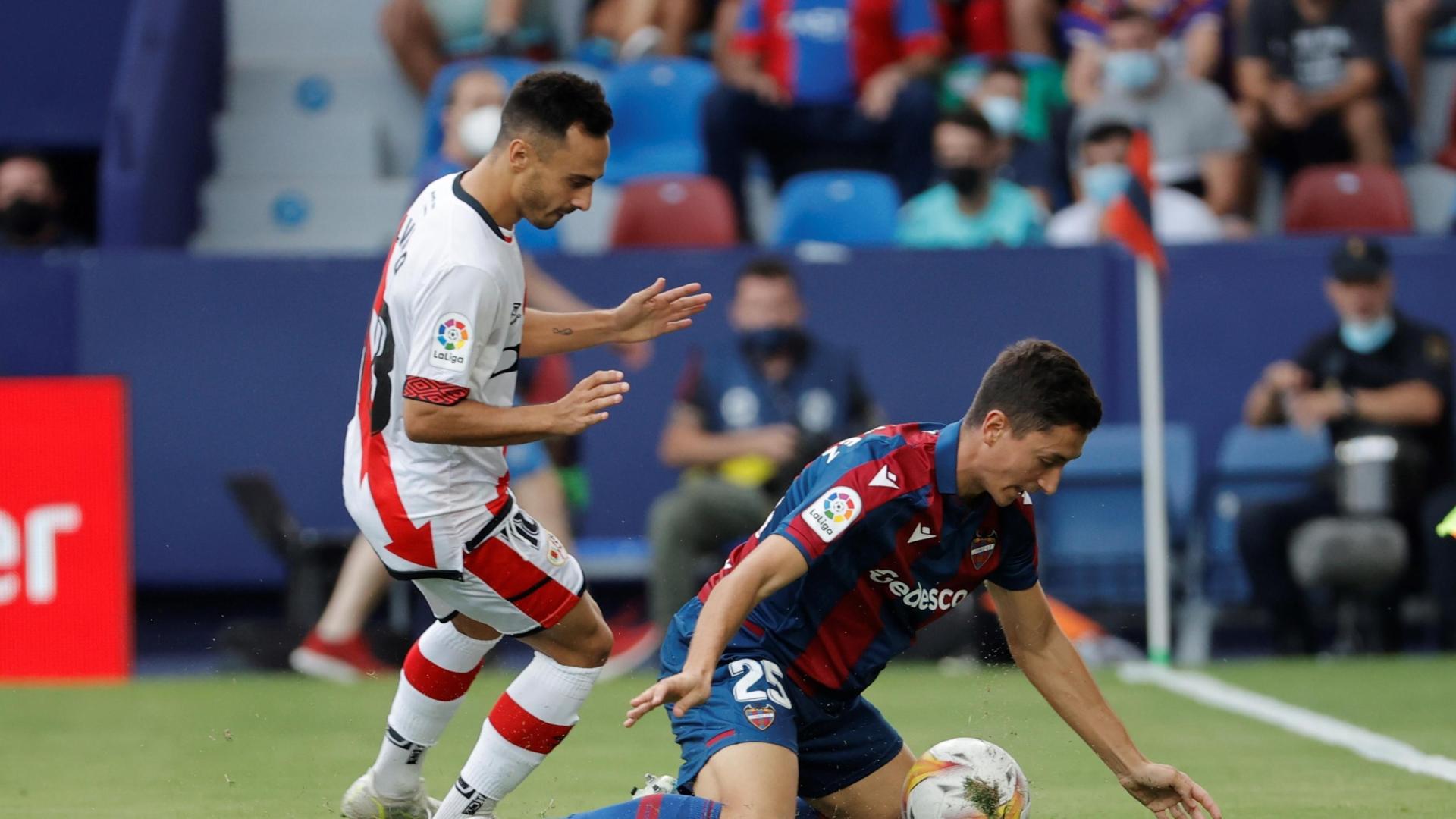 El centrocampista del Levante Pablo Martínez protege un balón ante Álvaro García, del Rayo Vallecano, durante el partido de Liga disputado en el Ciutat de Valencia