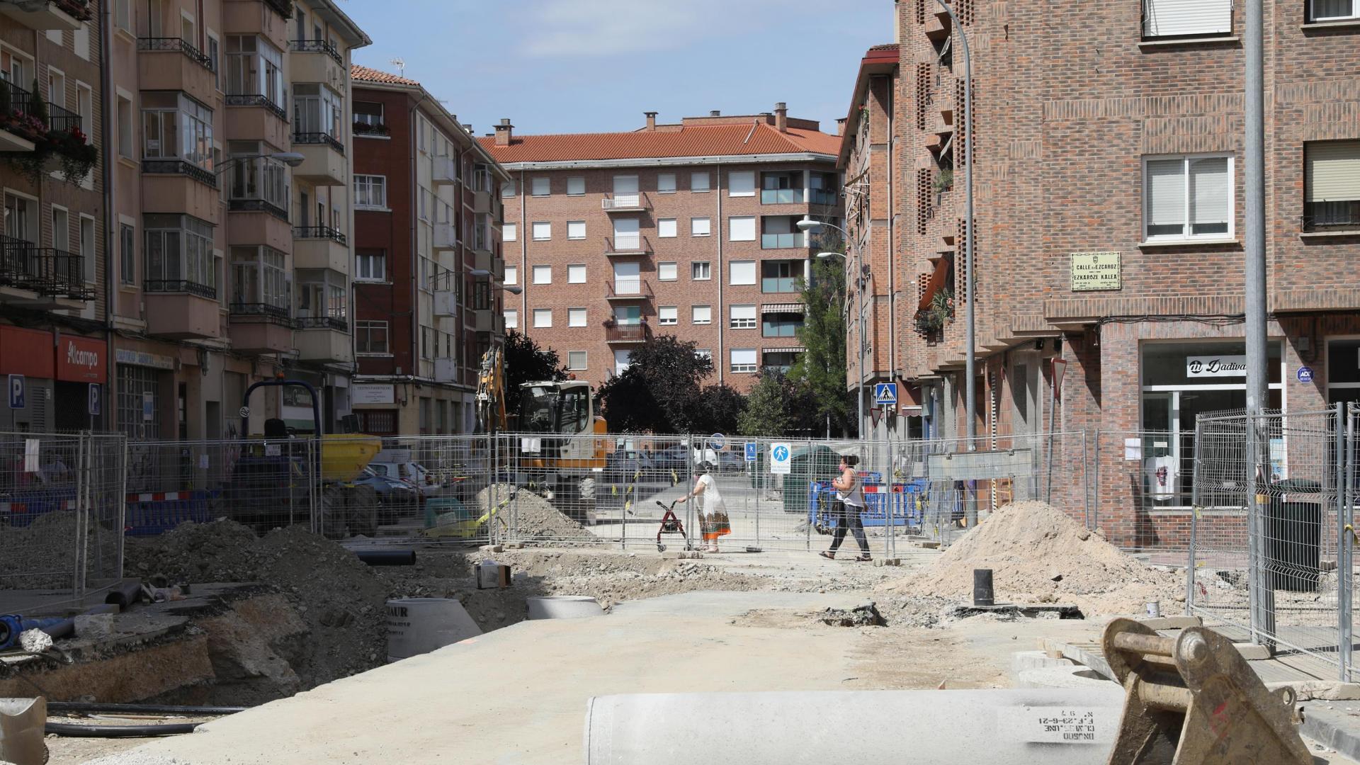 En la Rochapea llevan siete meses de obras para renovar redes de abastecimiento y saneamiento en varias calles de la margen derecha del río ArgA