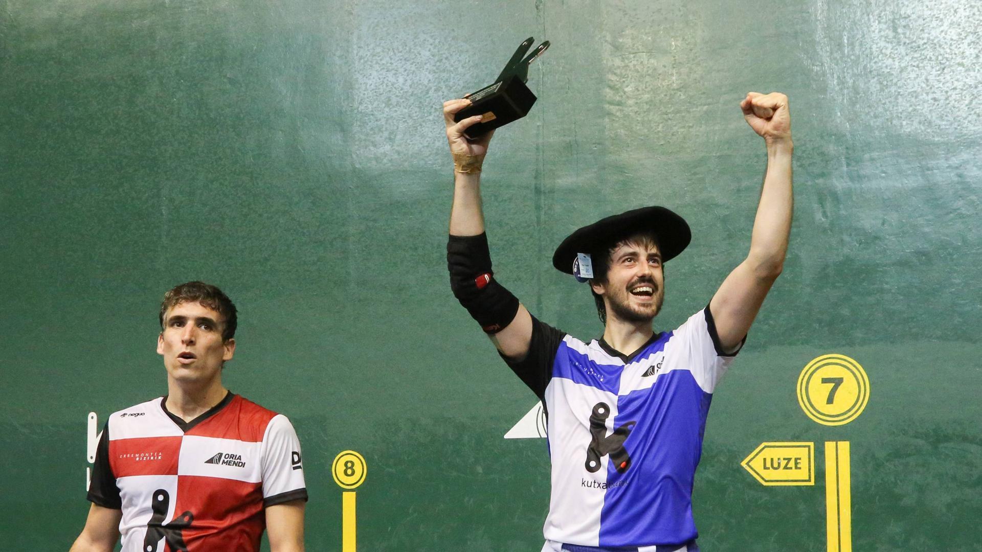 Javier Urriza y Endika Barrenetxea, en la entrega de trofeos