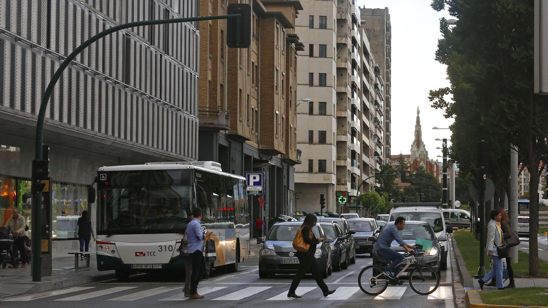 Varias personas cruzan un paso de cebra en Pamplona