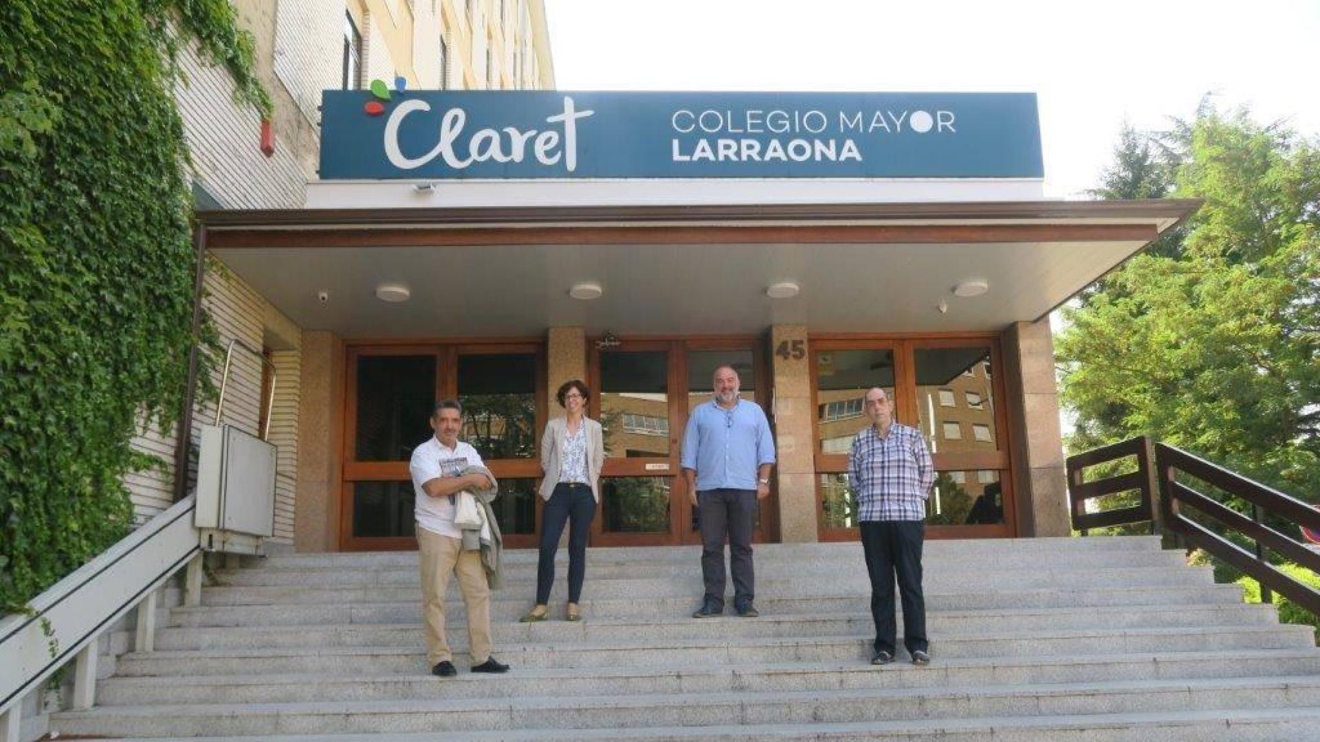 El motor del centro. De izda a dcha: Manuel Sagüés Lacasa (subdirector), Adriana Pajares Munárriz (subdirectora), Juan Gallego García (director) y Aitor Kamiruaga Mieza (responsable de la titularidad de los claretianos), en las escaleras del colegio mayor