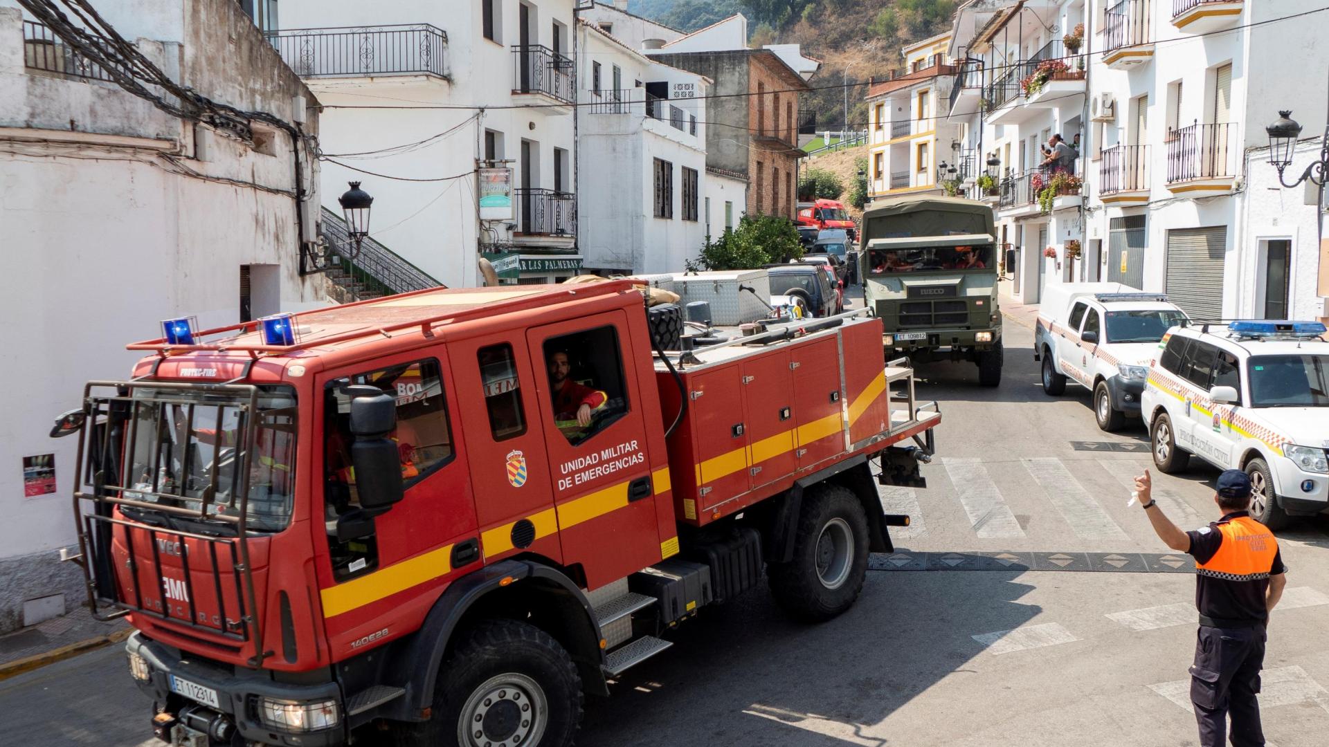 Efectivos de la UME a su llegada a Algatocín (Málaga), para ayudar en las labores de extinción del incendio de Sierra Bermeja