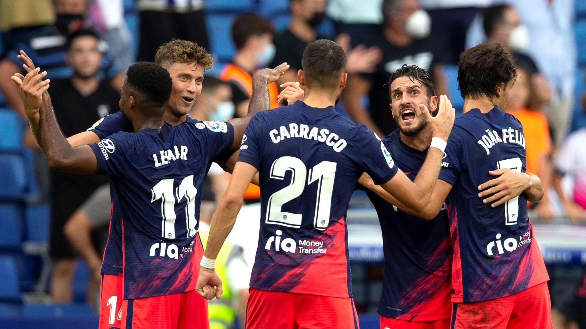 Los jugadores del Atlético de Madrid celebran el gol marcado por su compañero Lemar ante el Espanyol durante el partido de la cuarta jornada de la Liga de Primera División disputado entre el RCD Espanyol y el Atlético de Madrid, este domingo en el RCD Stadium de Cornellá.
