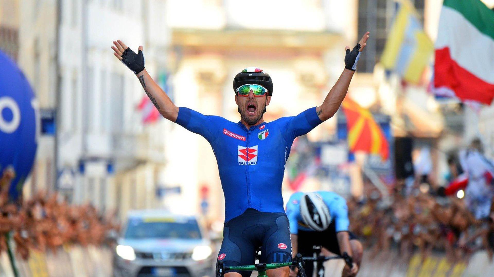 El italiano Sonny Colbrelli entra en meta delante de Remco Evenepoel