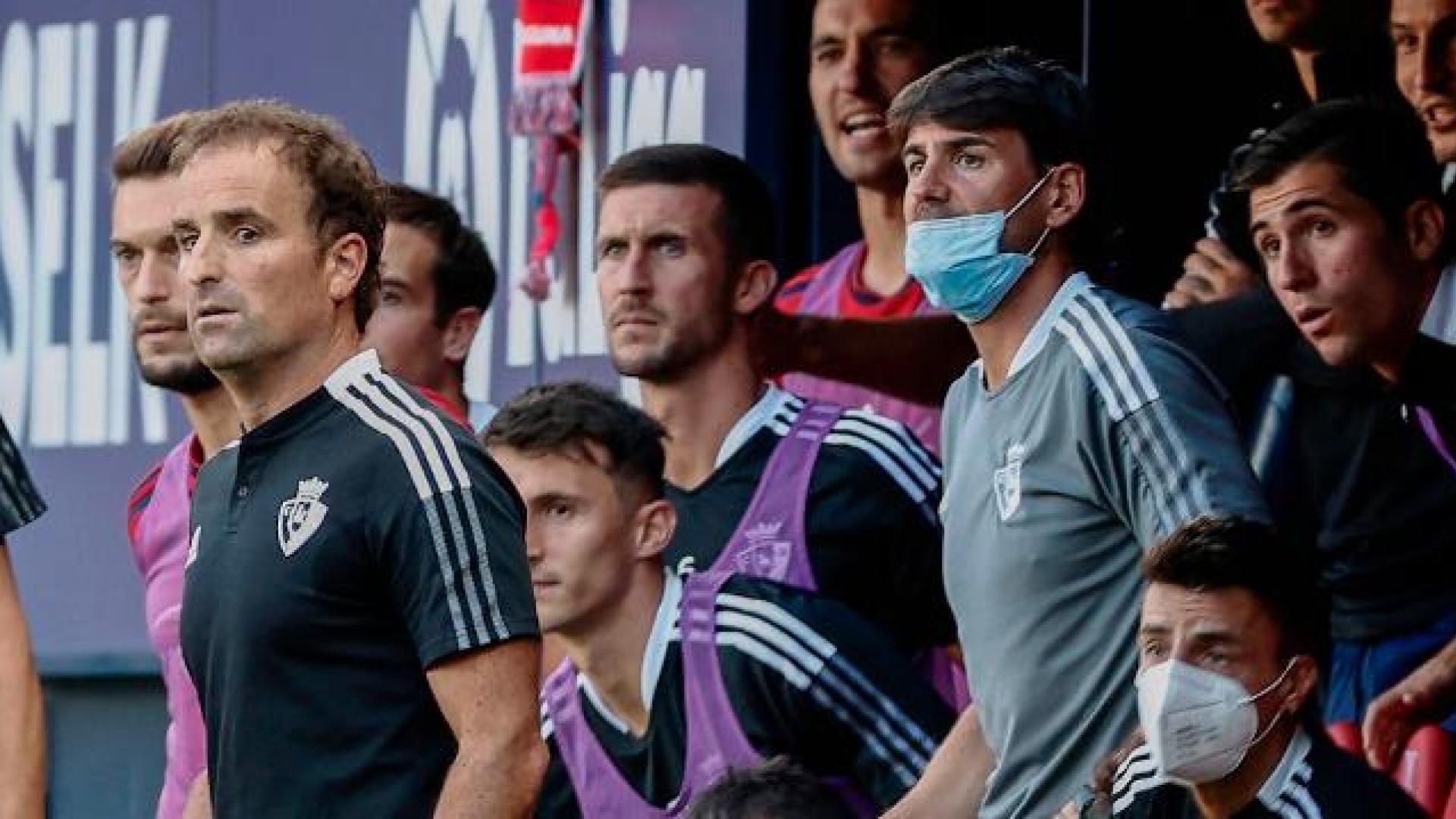 Jagoba Arrasate y los miembros del banquillo de Osasuna, atentos a una acción del partido