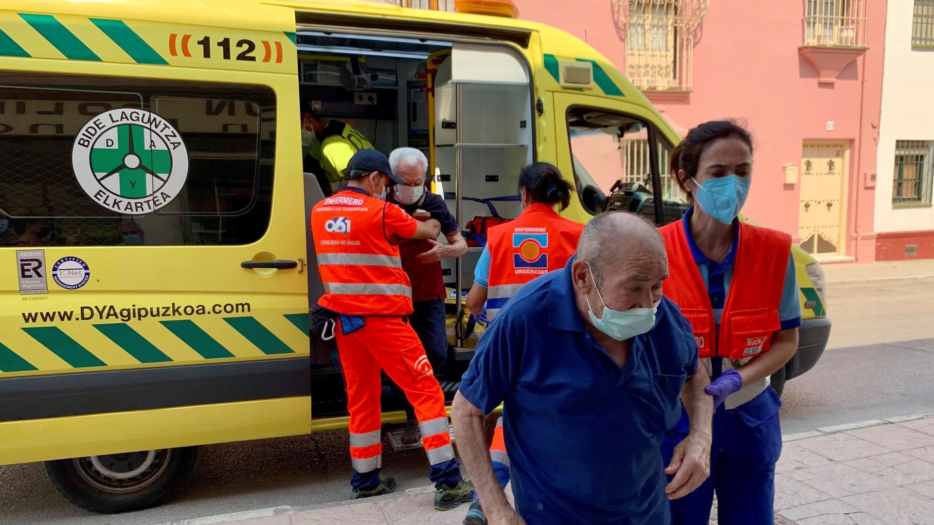 Voluntarios reciben en el Polideportivo "El Fuerte" de Ronda, a los ancianos desalojados de una residencia de mayores del municipio de Faraján (Málaga) por el incendio de Sierra Bermeja