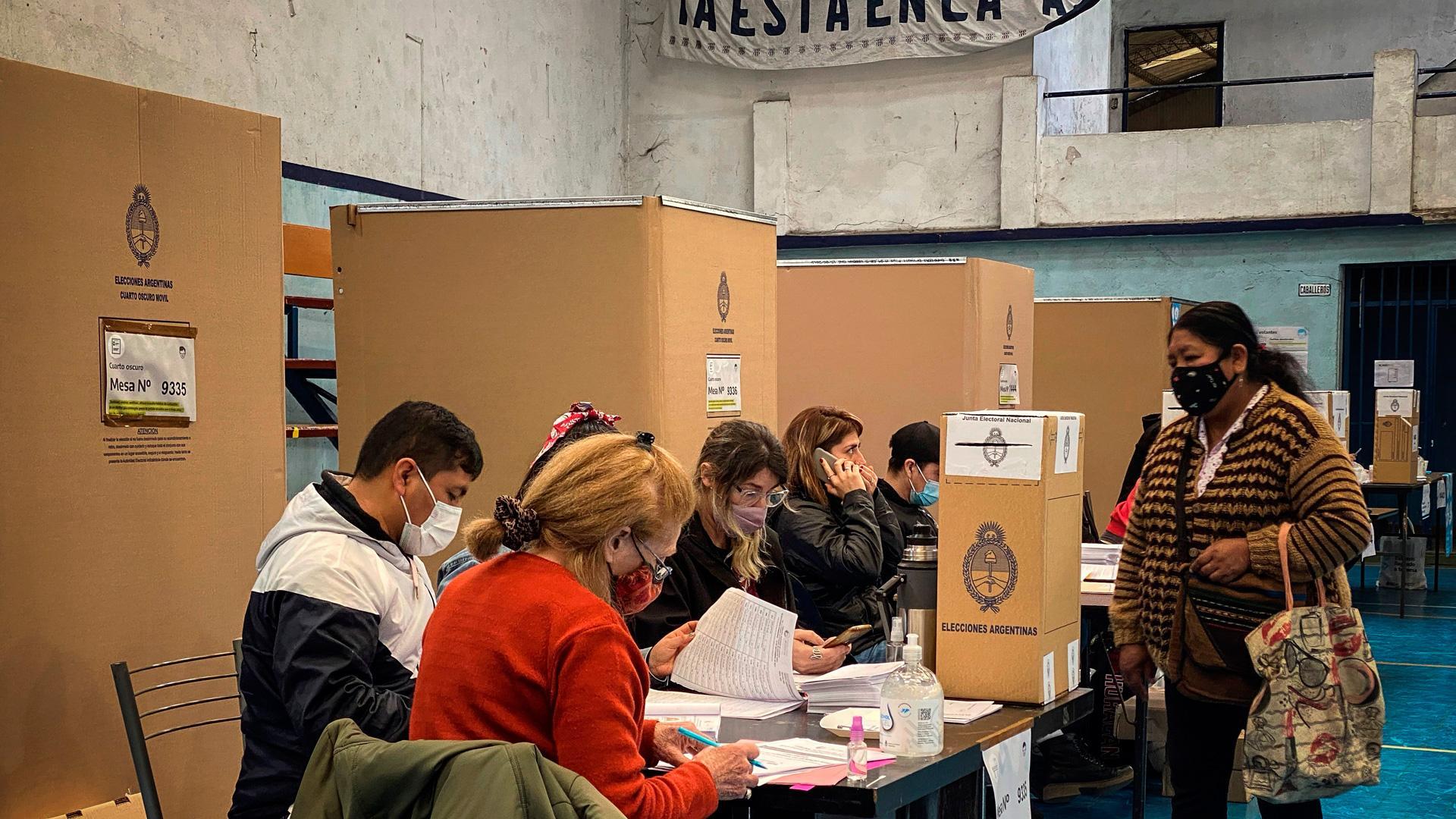 Una mujer llega a su puesto de votación durante la jornada de elecciones primarias en Buenos Aires