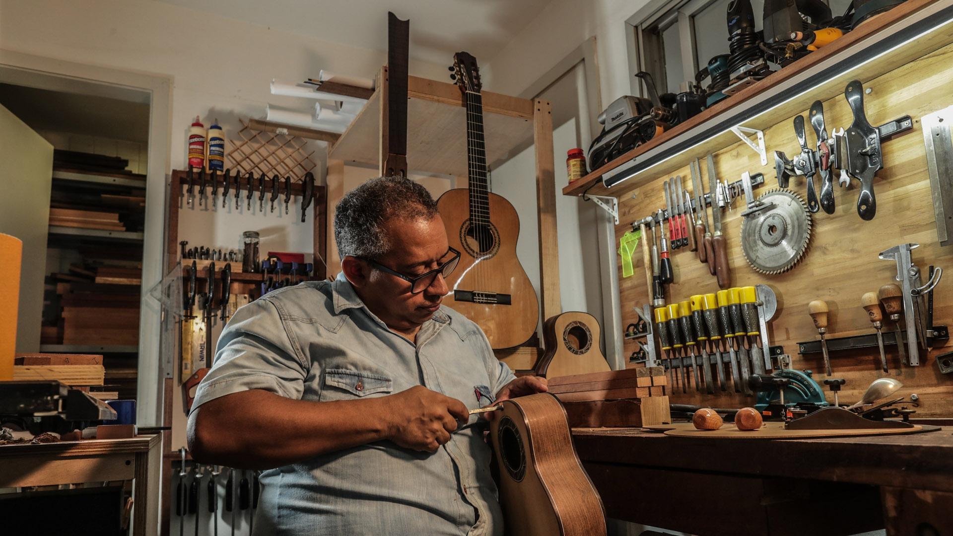 El bombero y luthier Davi Lopes, con sus instrumentos en Río de Janeiro.