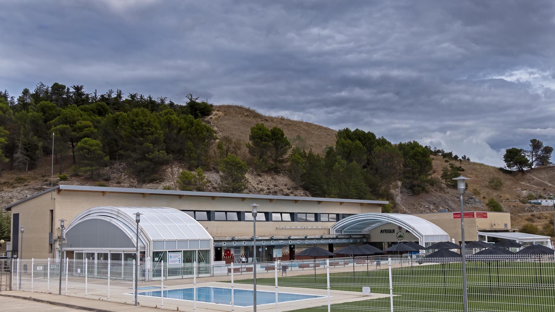 Las instalaciones de Ardantze con la piscina descubierta para la temporada de verano