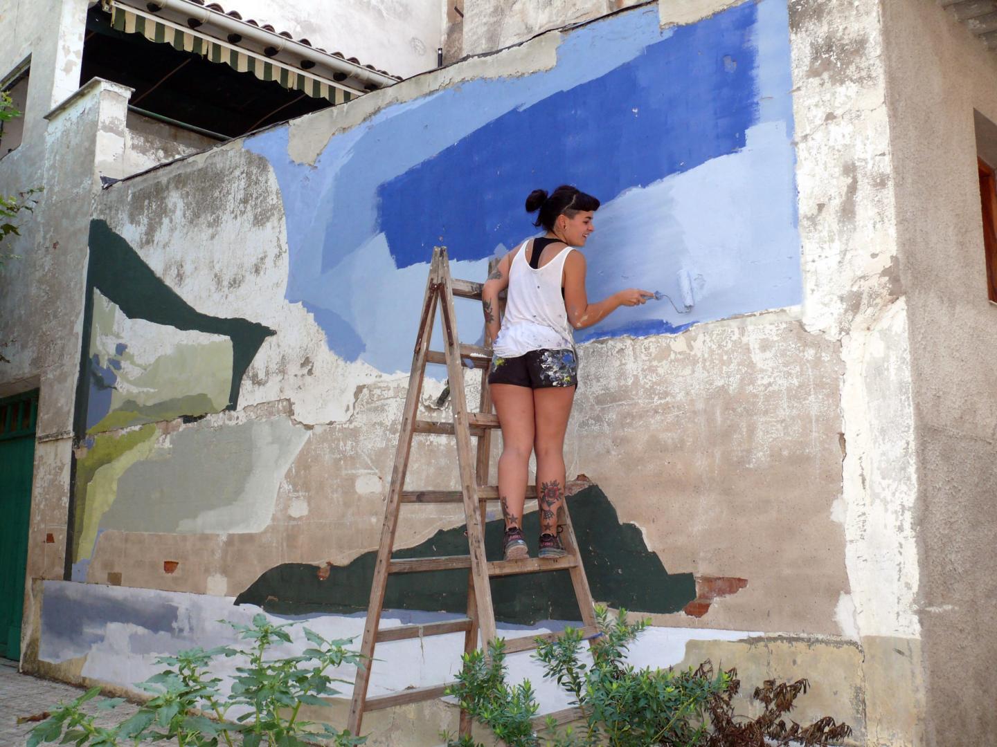 La artista vizcaína Madalen Pinuaga, en pleno proceso de elaboración de su mural