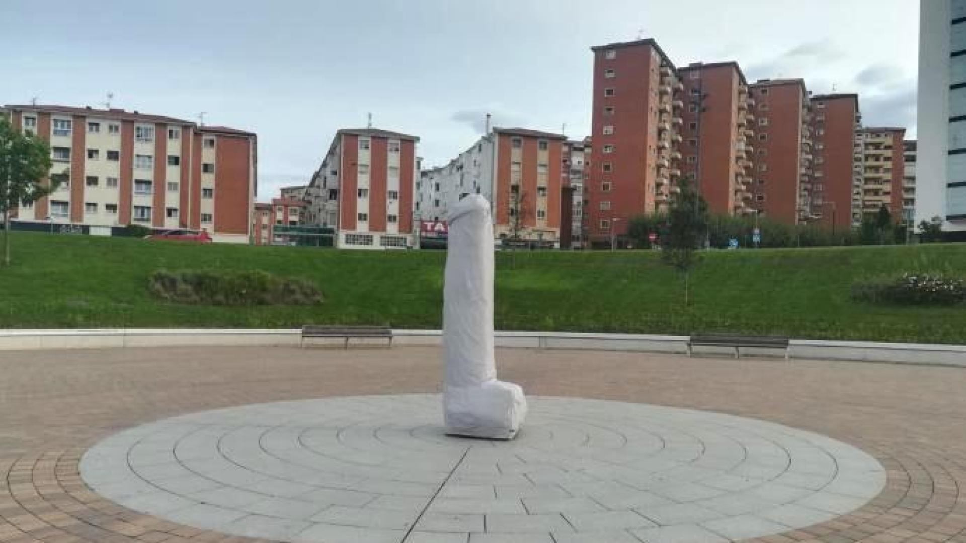El Ayuntamiento de Pamplona ha procedido a la retirada la gran escultura fálica