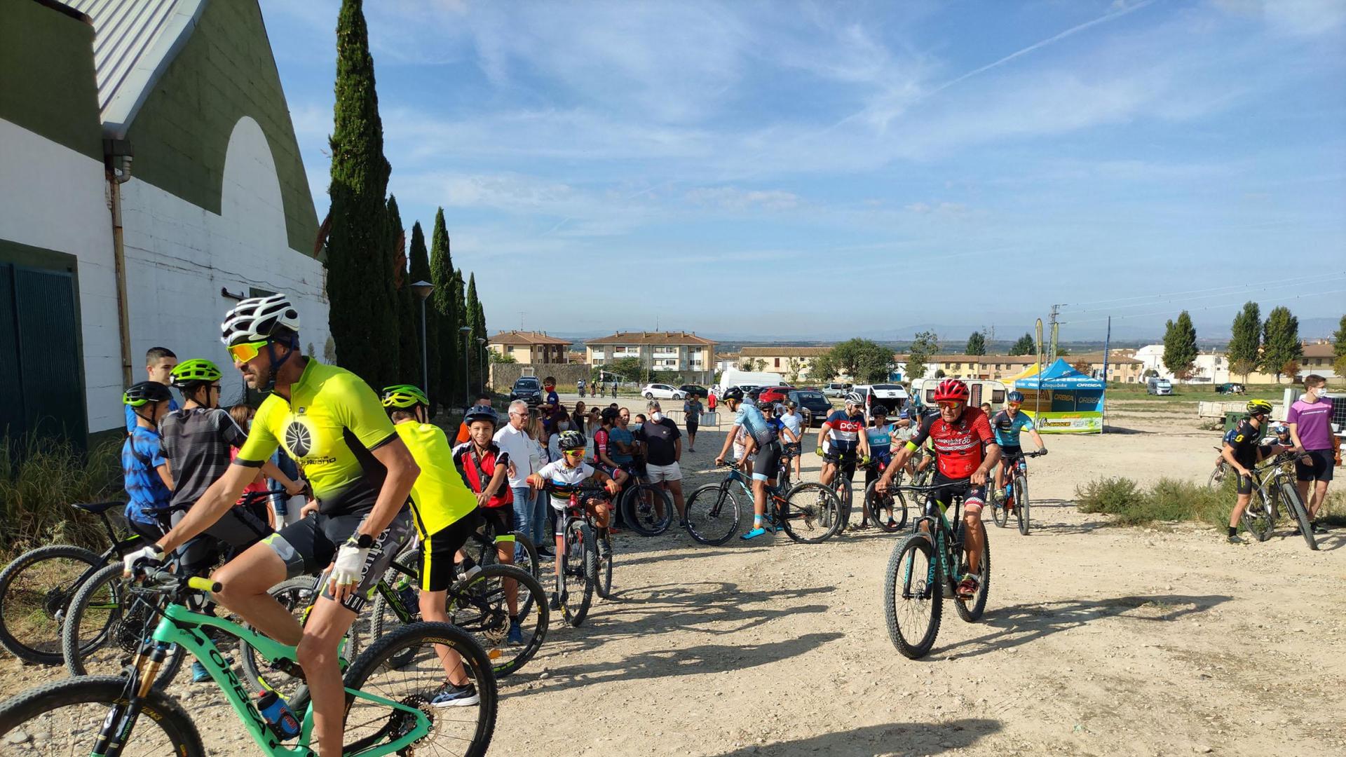 Varios de los ciclistas presentes en el acto de inauguración del circuito se disponen a acceder a él