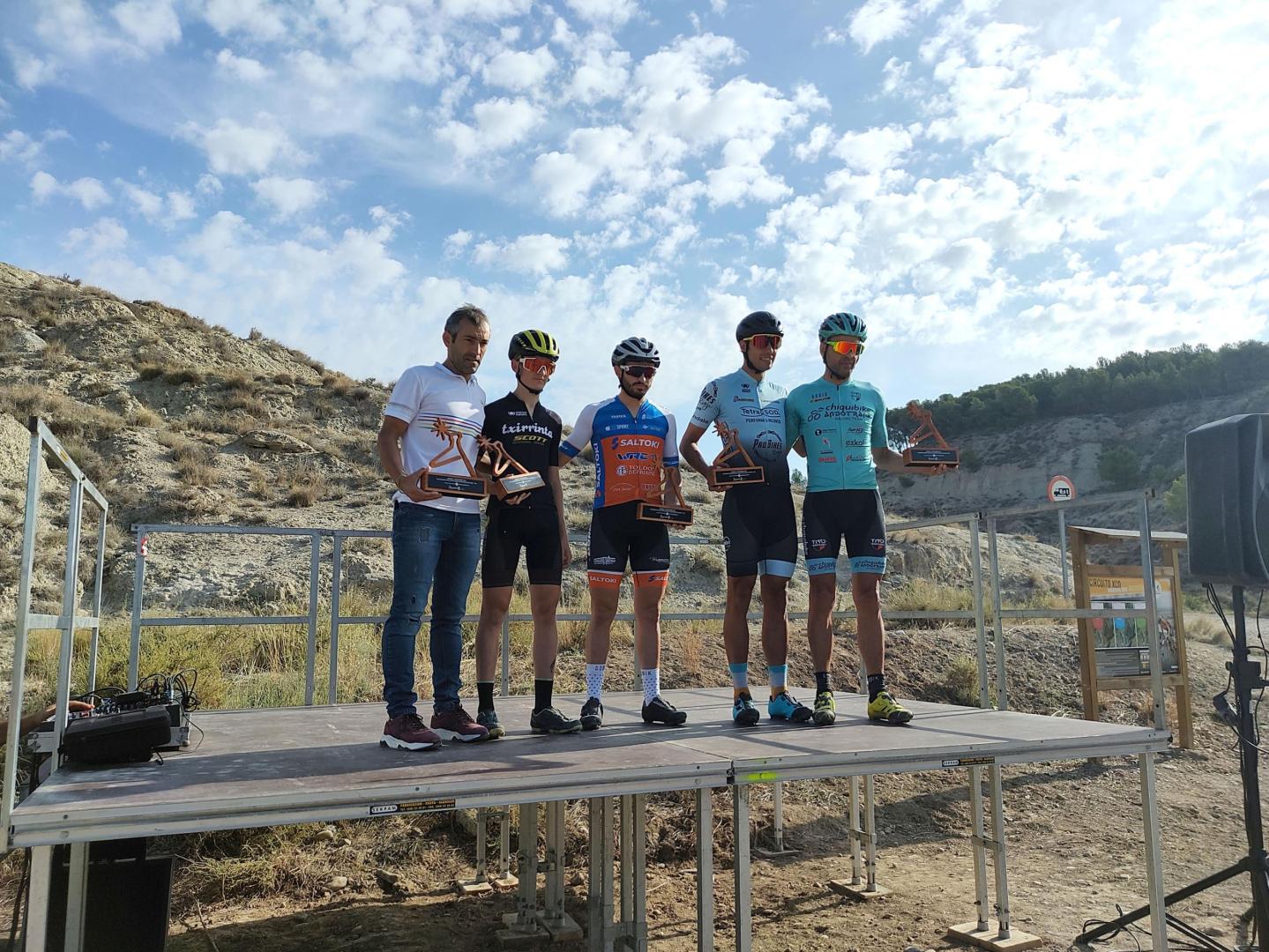 De izquierda a derecha, los ciclistas Patxi Cía, Asier Bienzobas, Javier Guillorme, Carlos García y Tito Espada