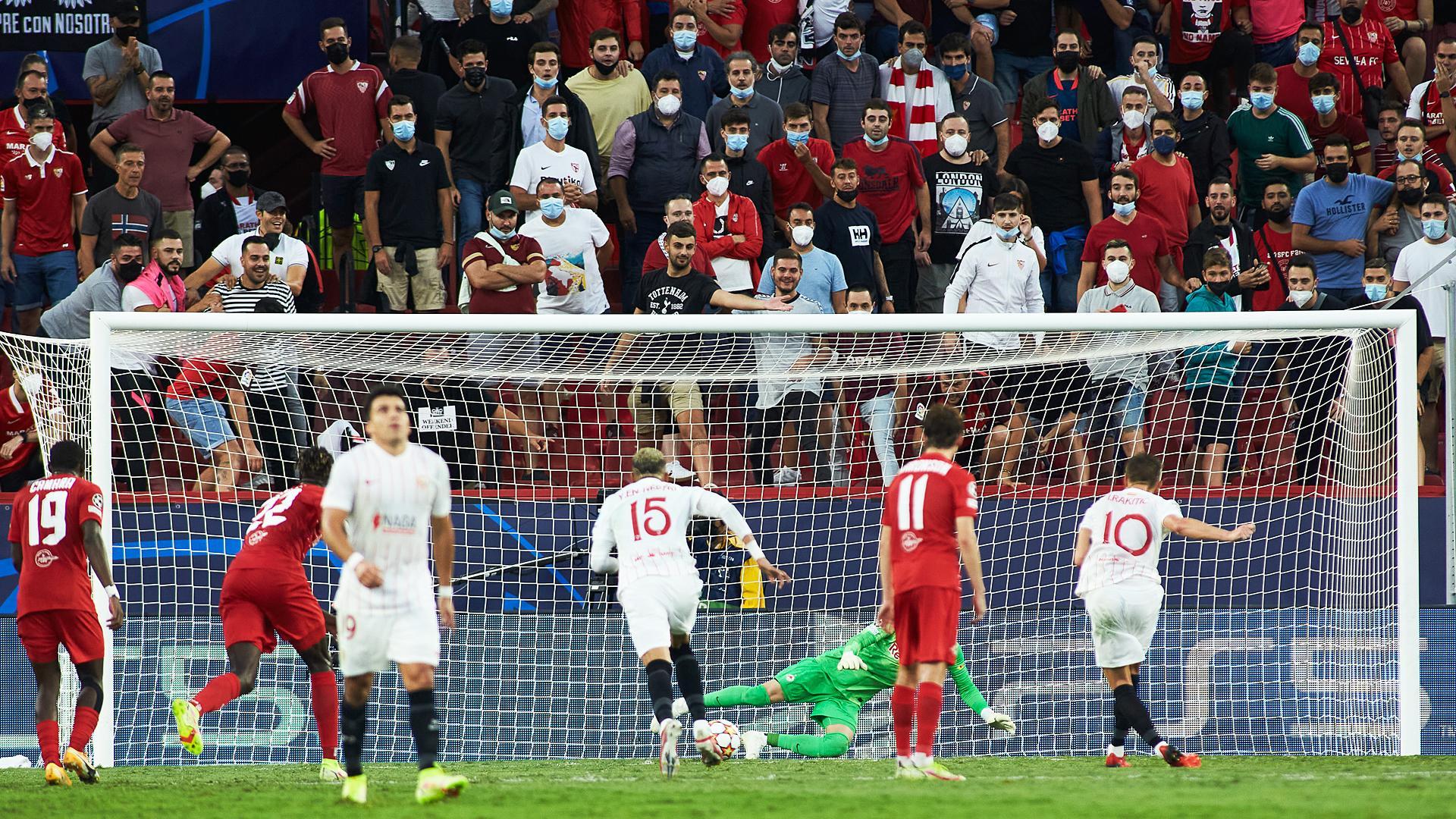 Momento en el que el croata Ivan Rakitic anota el tanto del empate desde los once metros