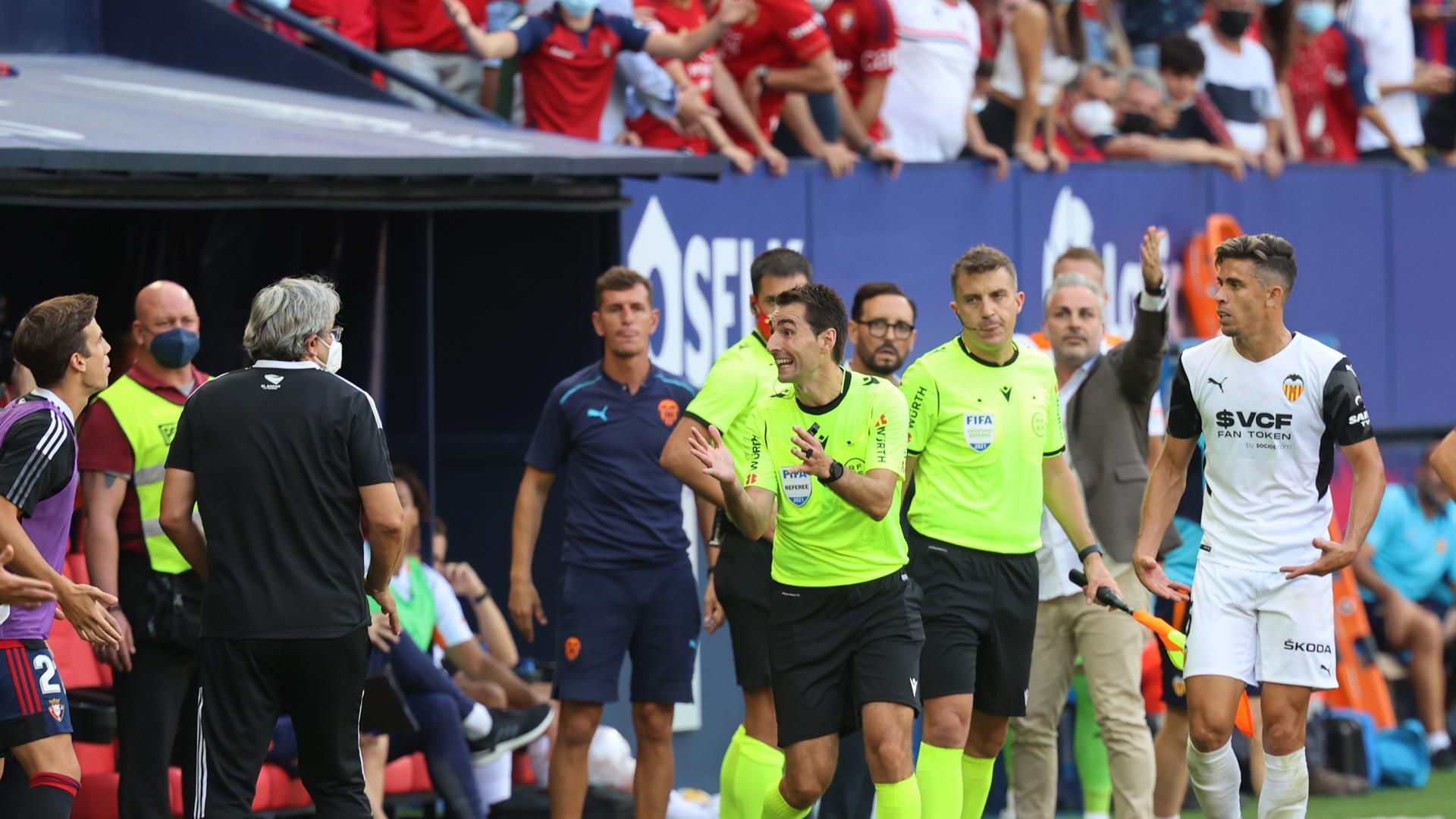 De Burgos Bengoetxea explica a Iñigo Pérez la jugada del gol anulado a Darko