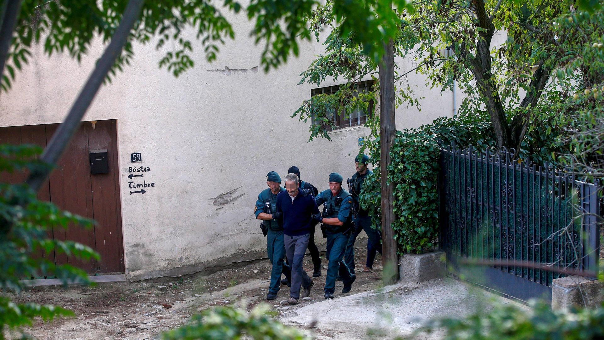 Agentes de la Guardia Civil trasladan a un detenido de los CDR al que halló explosivos