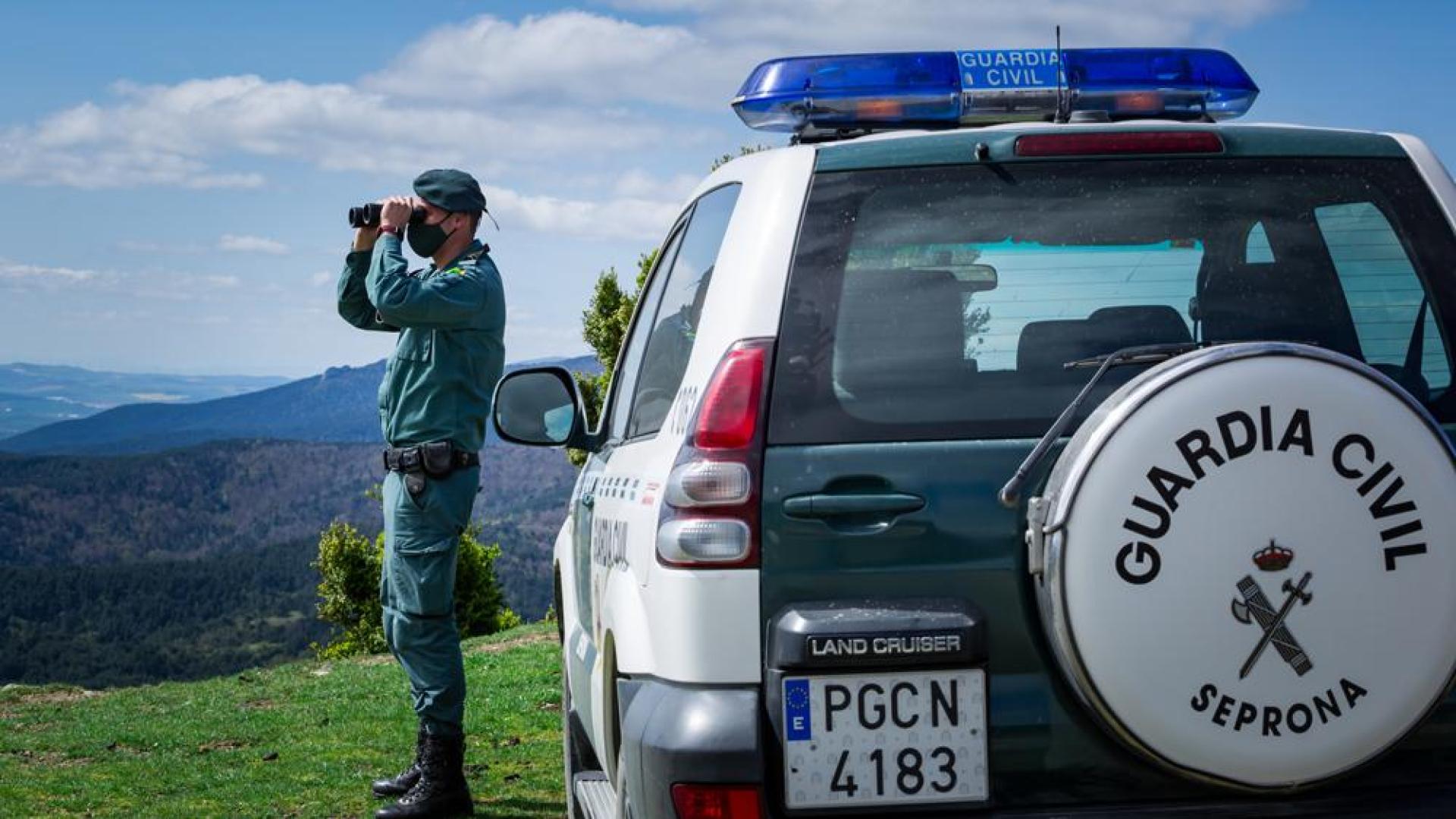 Un agente de la Guardia Civil, realizando labores de vigilancia
