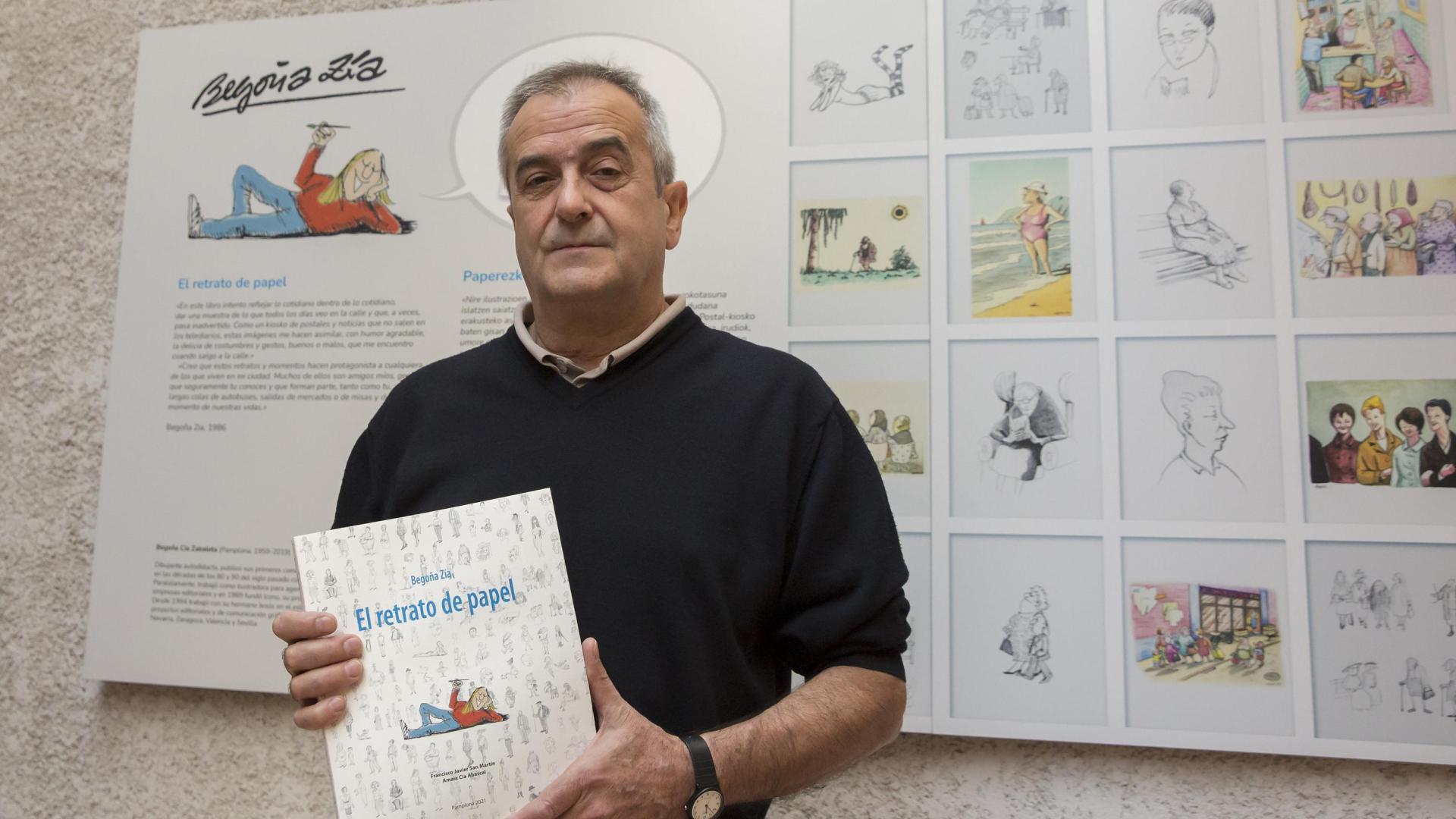 Jesús Cía posa con el libro ante la exposición en Condestable