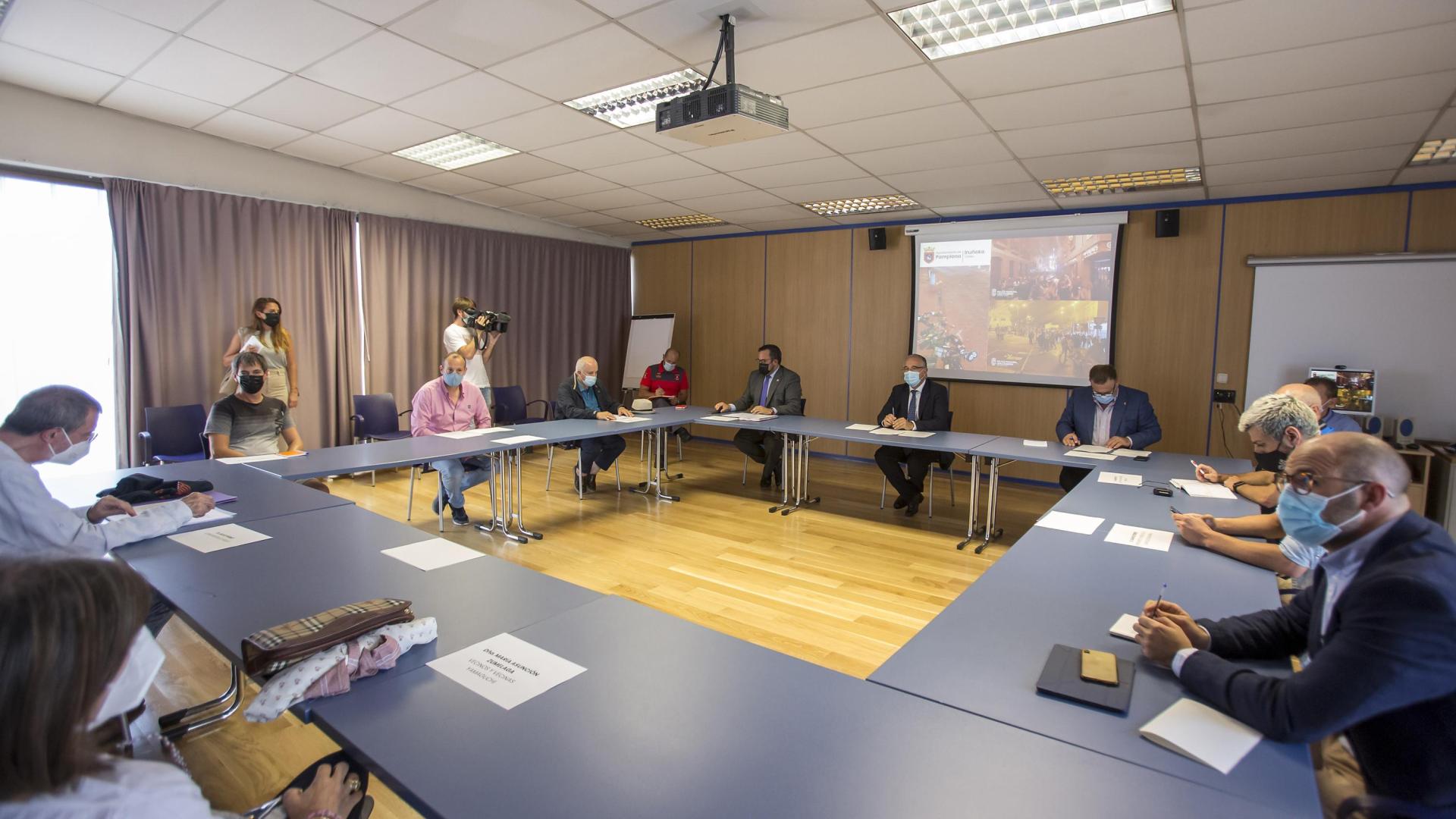 Los once integrantes de la mesa de reflexión sobre el botellón, en la reunión celebrada ayer en la sede de la Policía Municipal de Pamplona