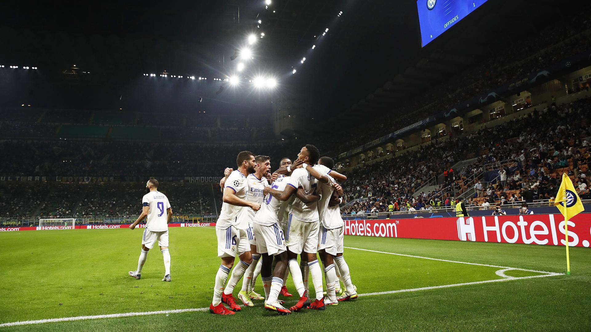 Los jugadores del Real Madrid celebran el tanto de Rodrygo