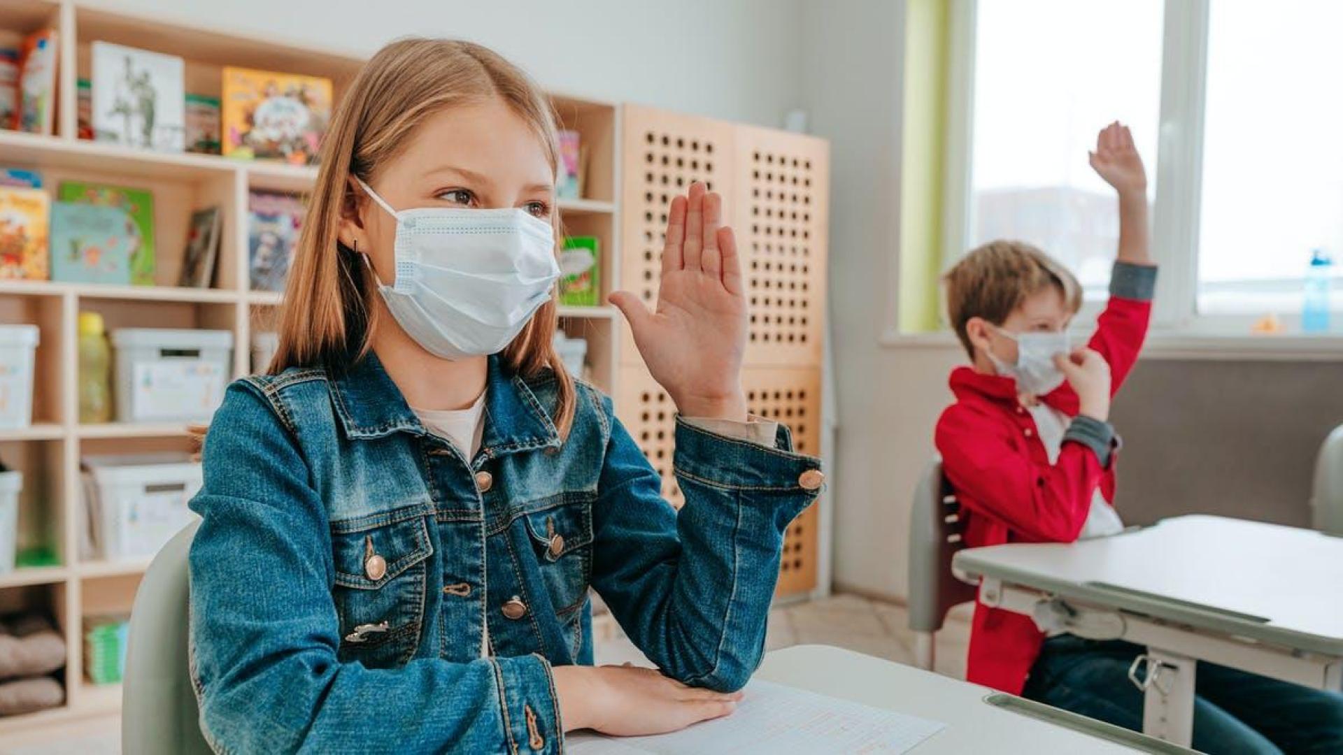 Niños en clase con mascarillas