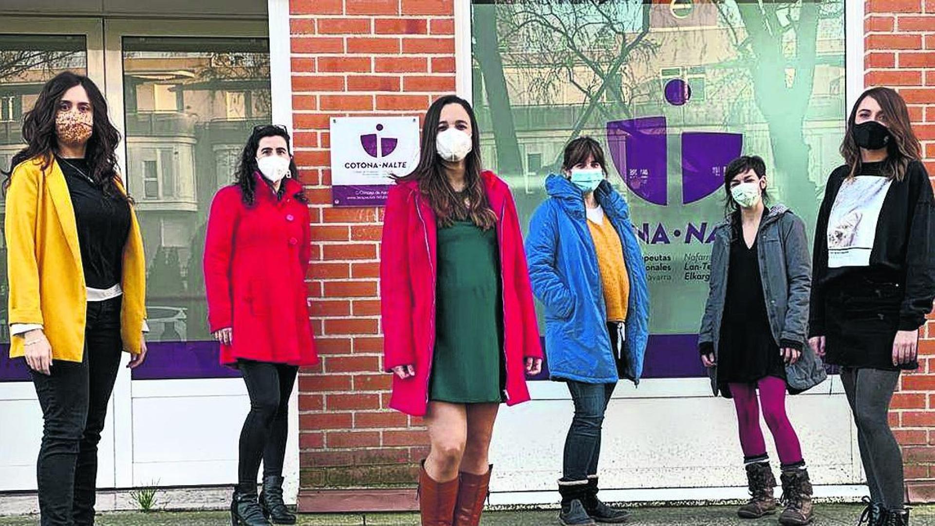 Las representantes del Colegio Oficial de Terapeutas Ocupacionales de Navarra (de izda a dcha): Olaya Irene Maeztu García (vicepresidenta), Izaskun Aguirre Lasa (vocal), Ana Isabel Martínez Muñoz (presidenta), Garazi Urteaga Ceberio (tesorera), Nerea Arteaga Brieba (secretaria) y Rebeca Fernández Tobia (vocal)