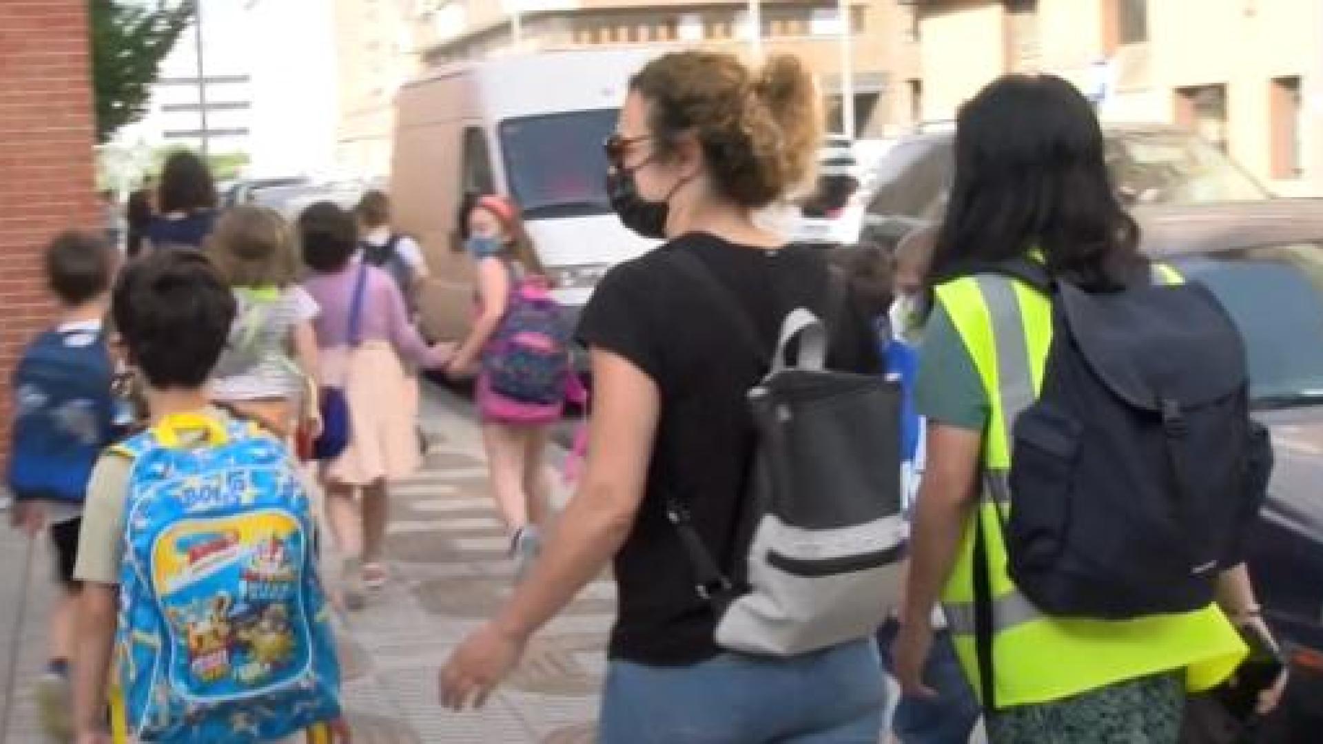 Escolares de camino al colegio