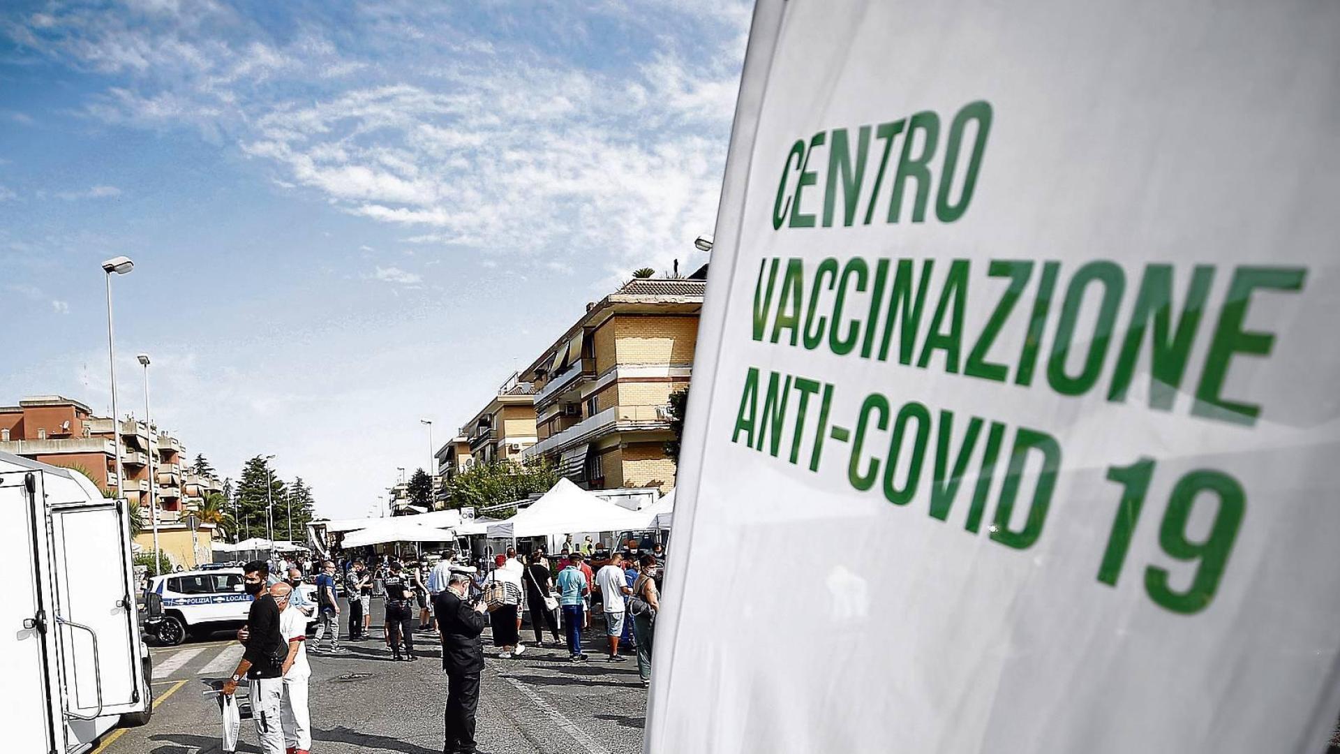 Punto de vacunación móvil en Italia durante la pandemia de coronavirus